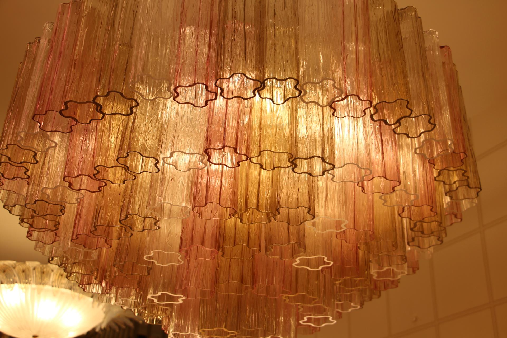 Rosa, weiß und bernsteinfarbener Venini Stil Tronchi Runder Kronleuchter, Murano Glas im Zustand „Hervorragend“ im Angebot in Saint-Ouen, FR