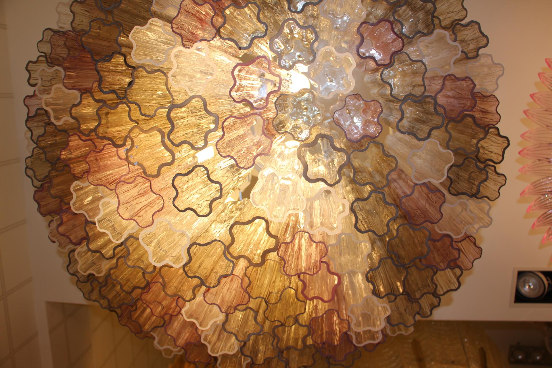 Rosa, weiß und bernsteinfarbener Venini Stil Tronchi Runder Kronleuchter, Murano Glas im Angebot 1
