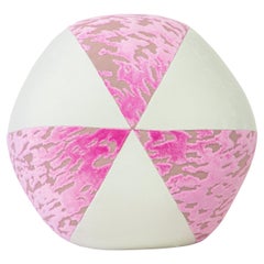 Coussin boule d'inspiration bal de plage rose et blanc avec velours taillé