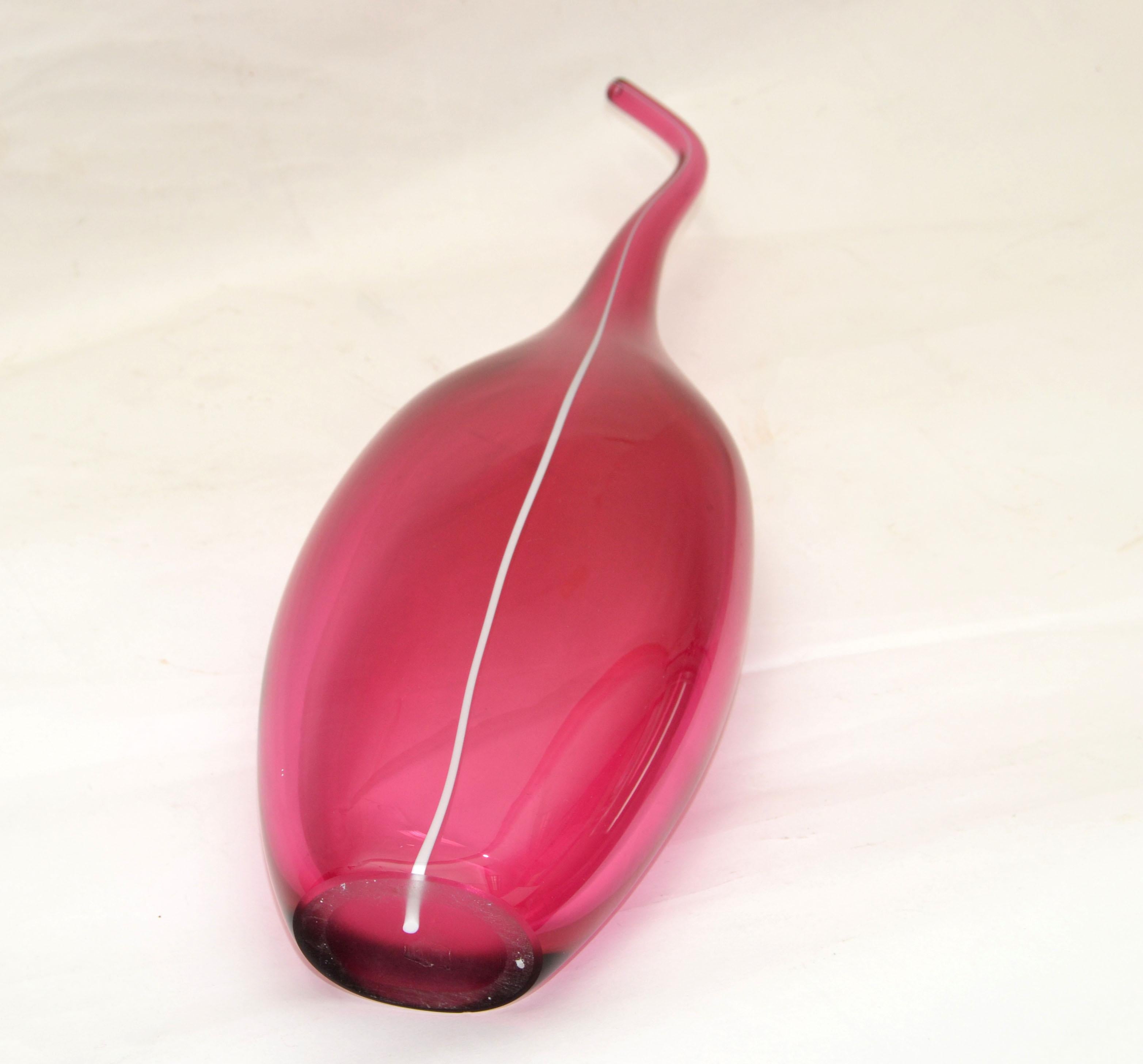 Pink & White Blown Murano Art Glass Bud Flower Vase, Italy Mid-Century Modern In Good Condition For Sale In Miami, FL