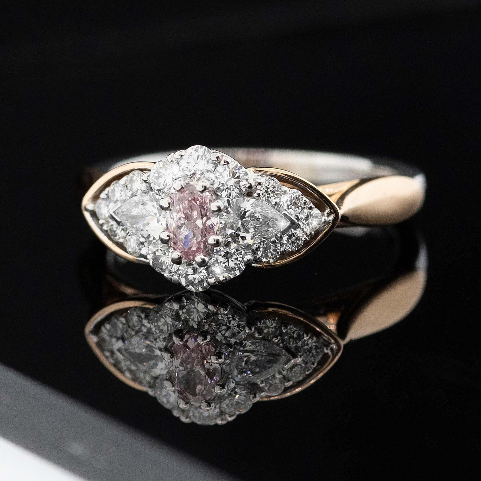 Pink & Weißer Diamantring - Gerard McCabe's Eagle Design (Moderne) im Angebot