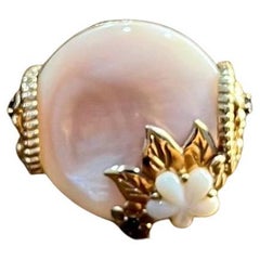 Anillo de oro rosa de 14 quilates inspirado en una flor floral de madre perla blanca y hoja natural