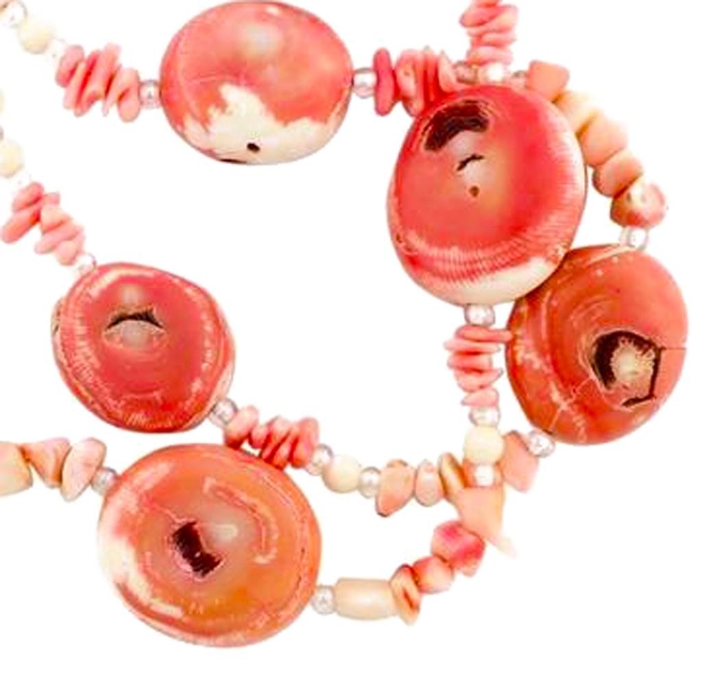 Doppelreihige rosa-weie natrliche Korallen-Silber-Halskette von AJD BoHo Chic (Gemischter Schliff) im Angebot