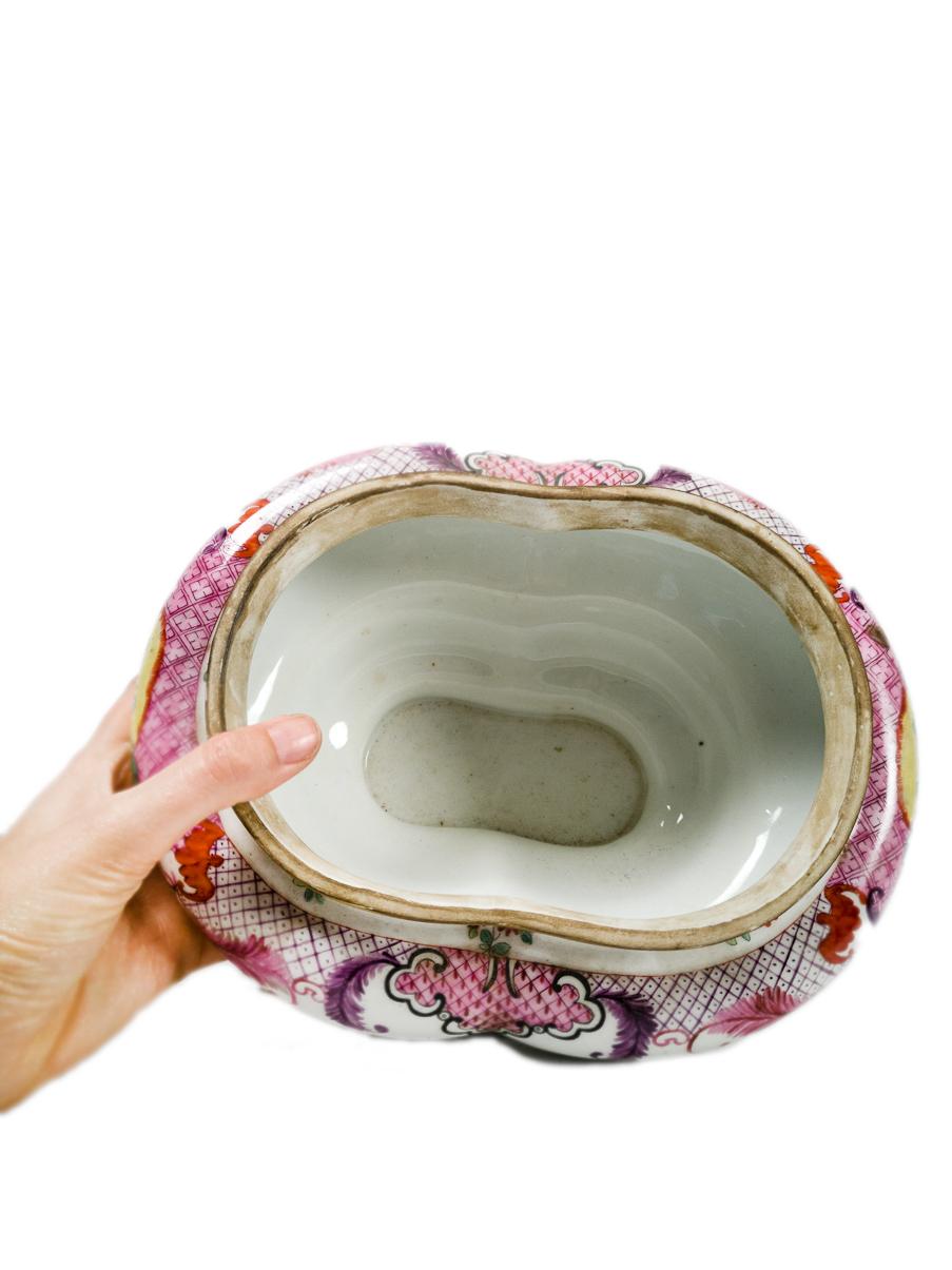 Dipinto a mano Terrina di porcellana bianca e rosa Edme Samson, XIX secolo in vendita