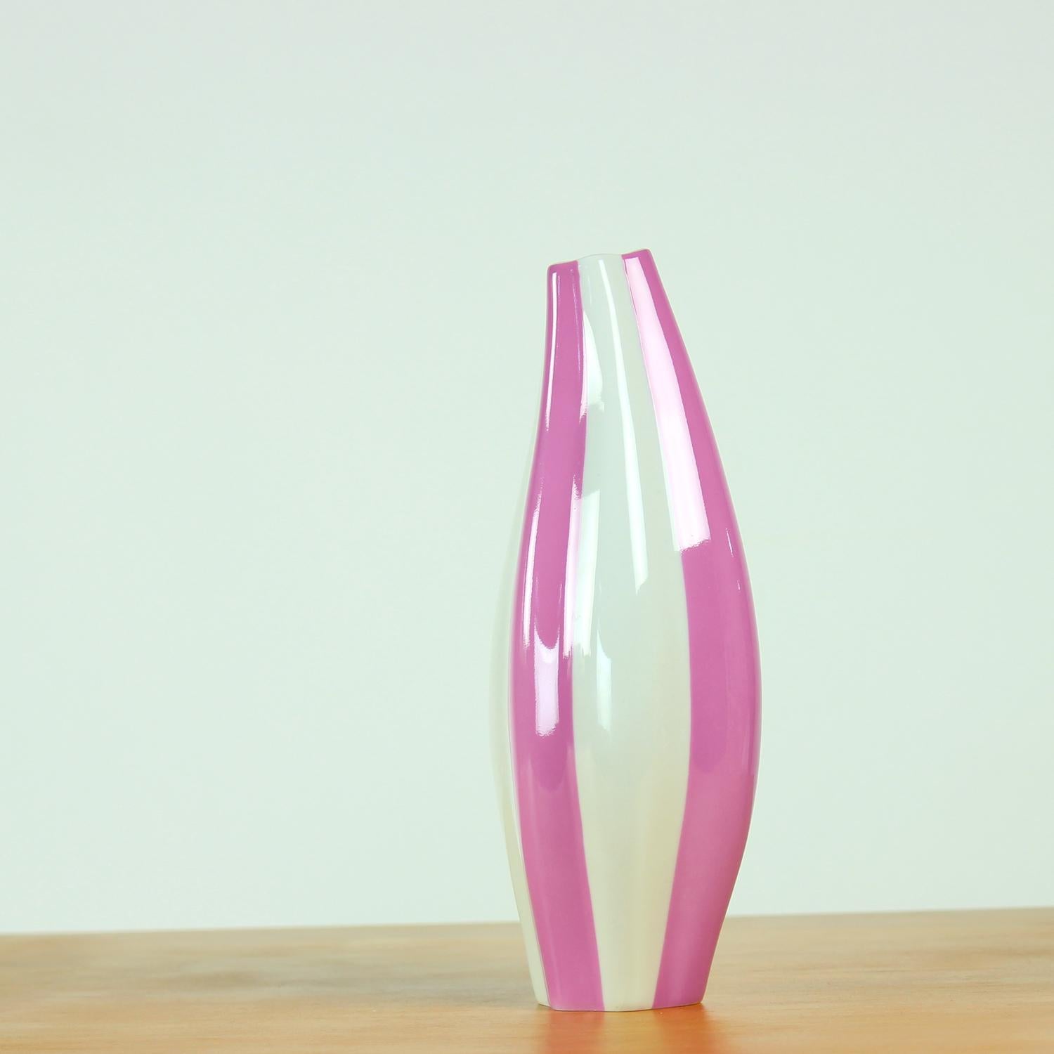 Porcellana Vaso in porcellana bianca e rosa di Royal Dux, Cecoslovacchia, anni '60 in vendita