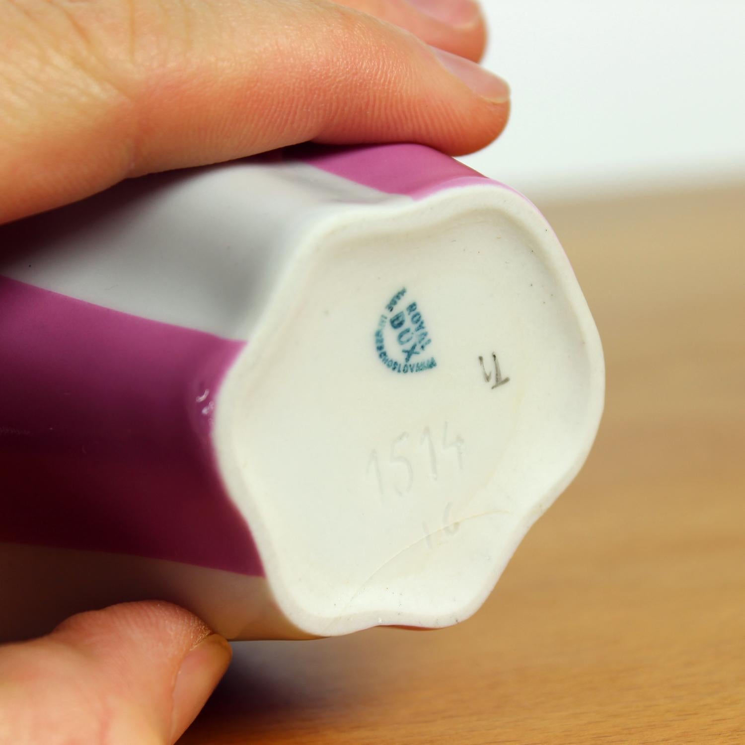 Vaso in porcellana bianca e rosa di Royal Dux, Cecoslovacchia, anni '60 in vendita 1