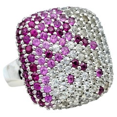 Rosa & Weißer Saphir Pavé Gradient Cocktail Ring mit Rubinen in 14 Karat Gold
