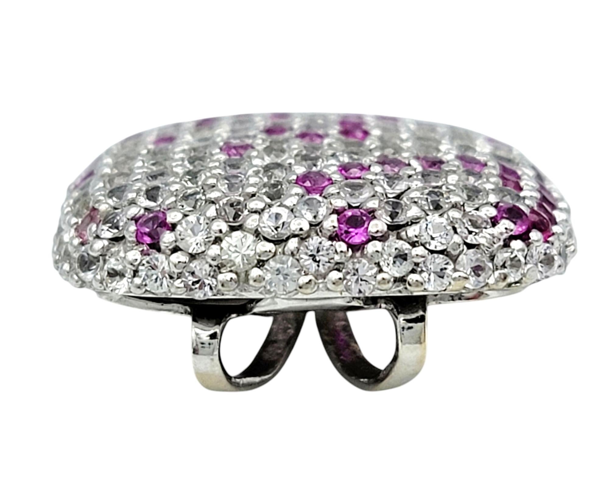 Taglio rotondo Ciondolo con pavé di zaffiri rosa e bianchi e rubini in oro bianco 14 kt. in vendita