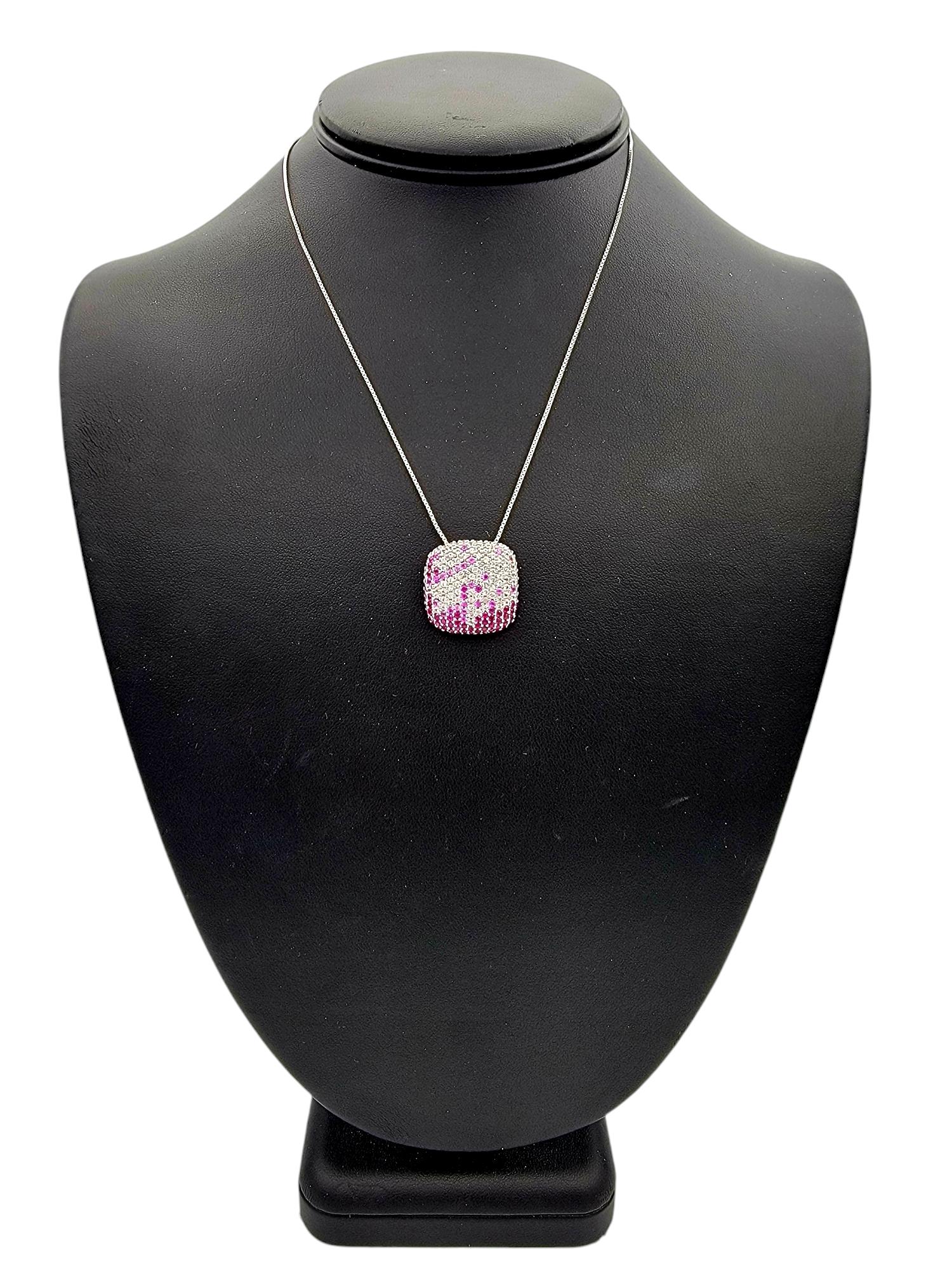 Ciondolo con pavé di zaffiri rosa e bianchi e rubini in oro bianco 14 kt. in vendita 2