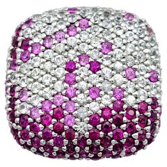 Colgante Pavé Gradiente de Zafiro Rosa y Blanco con Rubíes en Oro Blanco de 14 Kilates