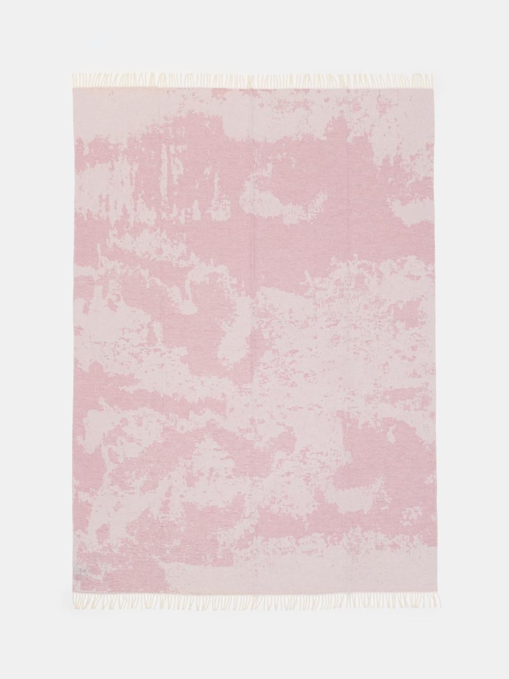 Cet élégant jeté, fabriqué à Como, en Italie, mélange 85 % de laine et 15 % de cachemire pour une douceur, une chaleur et une légèreté exceptionnelles. Le design raffiné jacquard à effet marbré dans des tons délicats de rose et d'ivoire apporte une