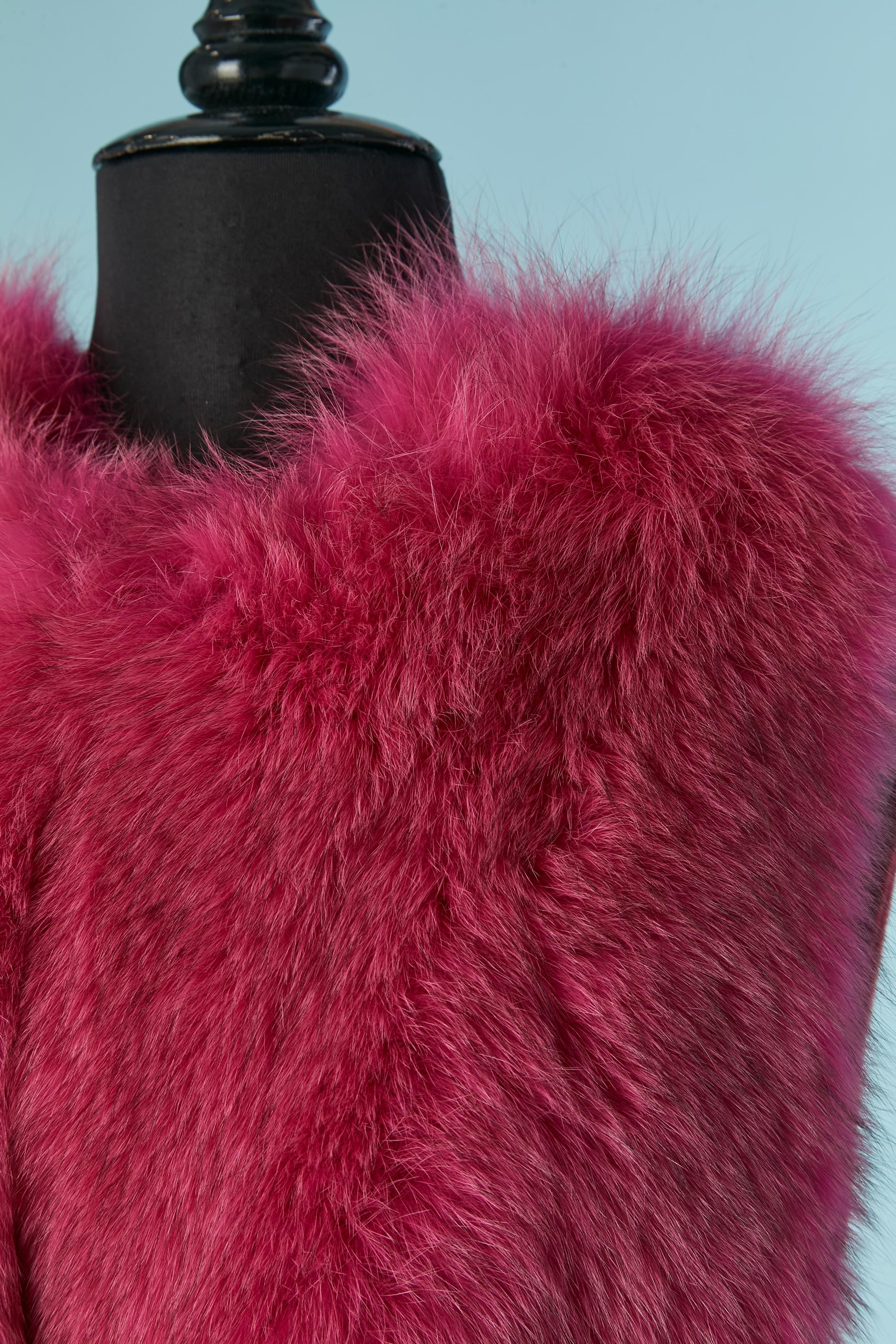 Chaleco rosa de lana y piel con cinturón de lana. Cierre de corchete en la parte delantera central. Longitud del cinturón = 175 cm
Holograma de autenticidad 
TALLA M/L 