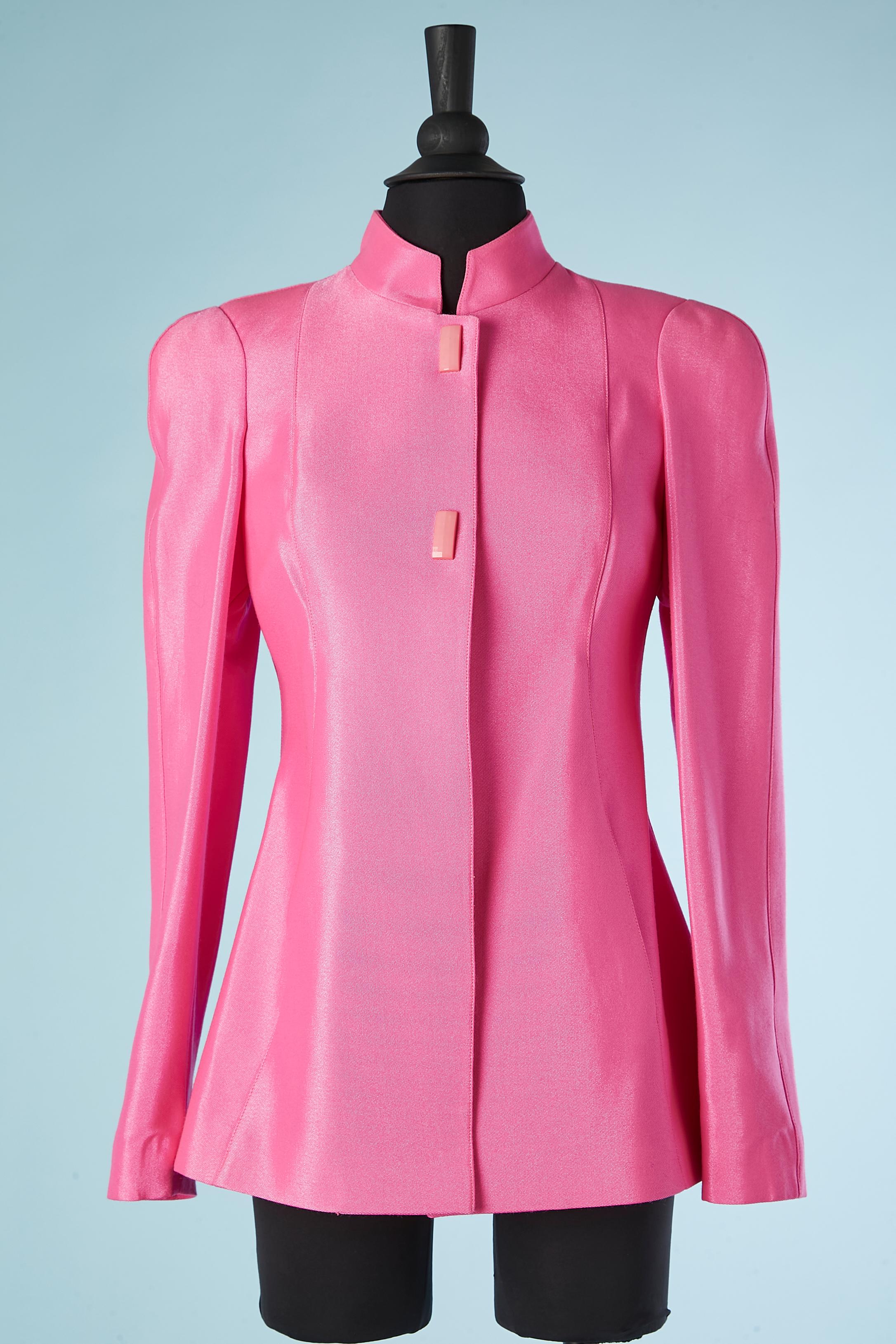 Pink wool and nylon single breasted jacket. Fabric composition: 65% wool, 35% nylon. 
Satin lining. Shoulder pad.
SIZE 42( It) 38 (Fr) M 