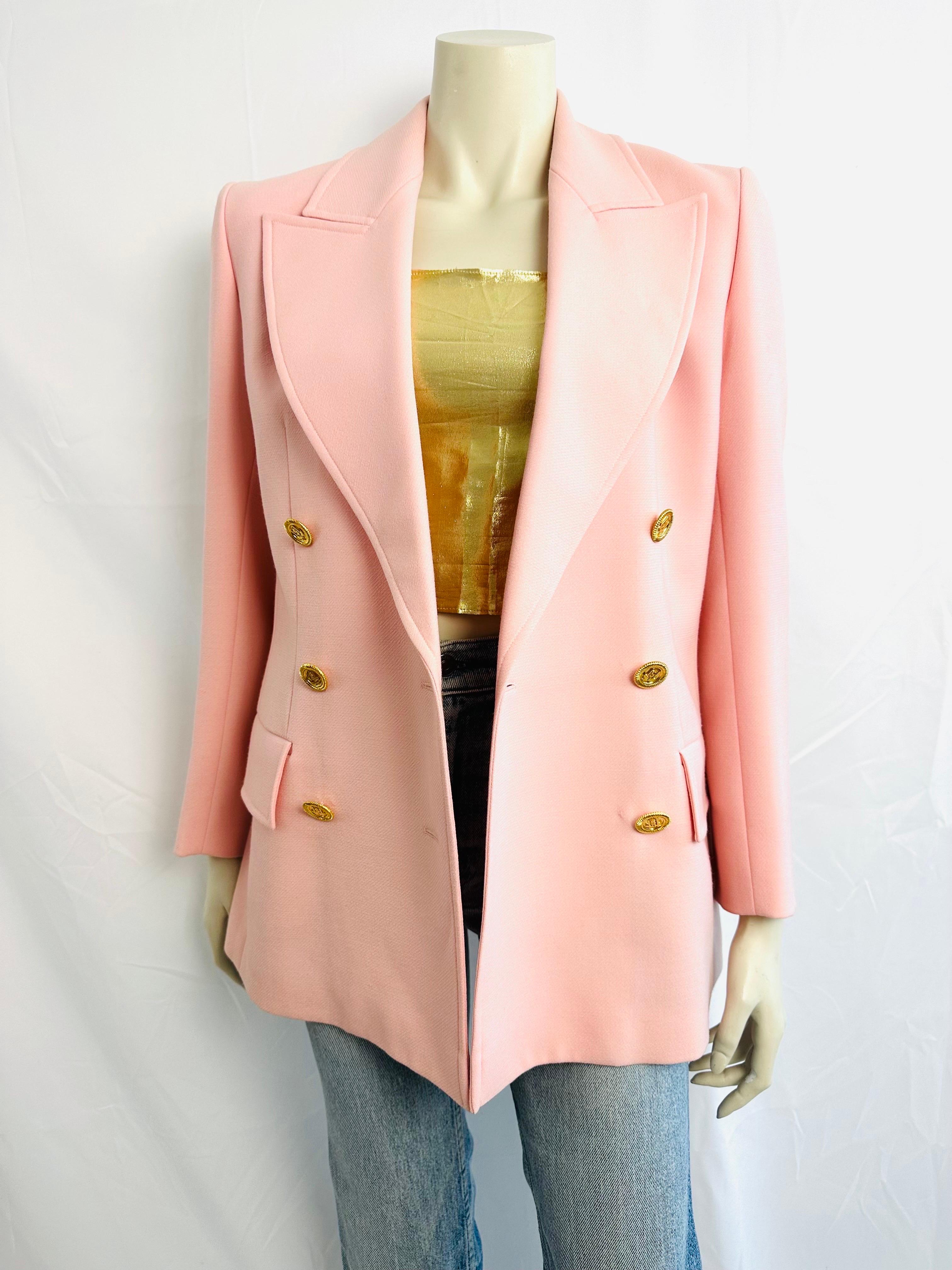 Superb pink wool blazer by Jean Louis
Scherrer from the 1980s
Straight cut, tailored collar, double-breasted buttoning.
Attractive gold metal buttons
2 large flap pockets
Size 38, loose fit, please refer to measurements
Shoulder length 42cm
Chest