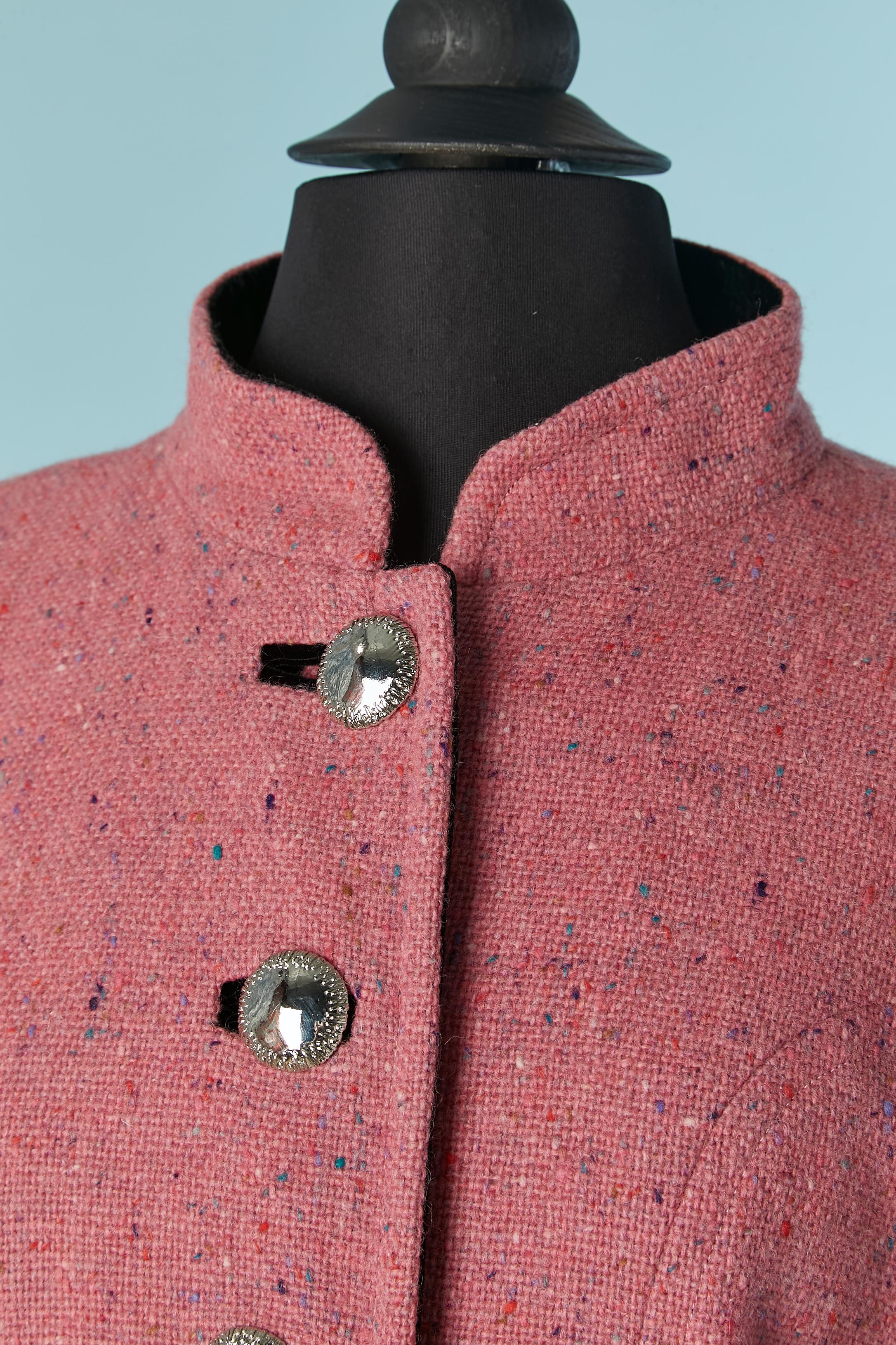 Pink wool chiné jacket with silver button closure on the middle front and on the cuffs ( no buttonhole on the cuffs) The inside collar and button placket are made with black velvet. Pink satin lining.
Shoulder pad. Pocket on both side. 
SIZE M/L 