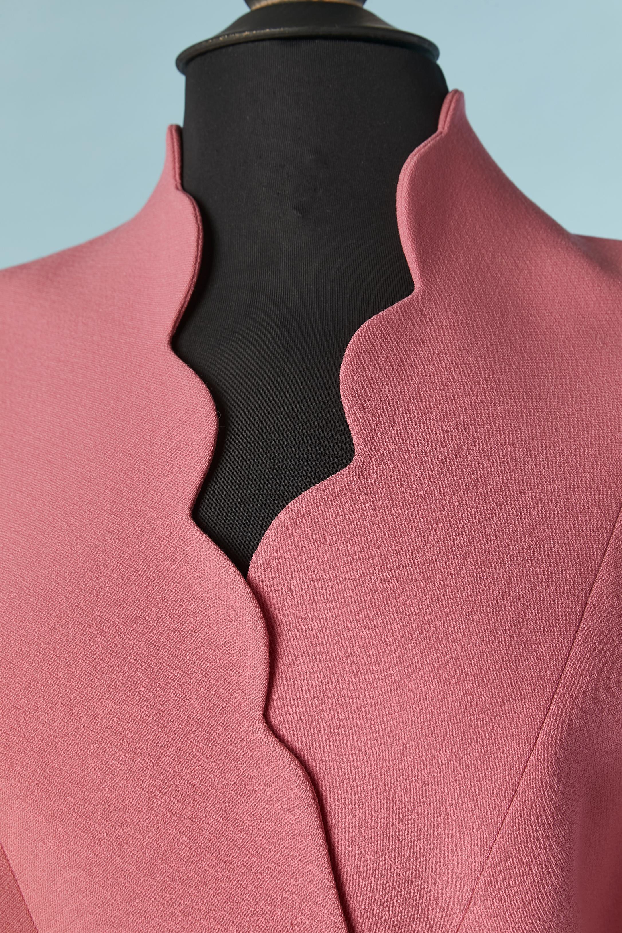 Veste asymétrique enveloppée de laine rose avec boucle rose. Doublure en acétate. Pad d'épaule. Bouton et boutonnière à l'intérieur pour maintenir le devant de la veste enveloppé. 
Longueur totale du côté droit = 54 cm 
Longueur totale du côté