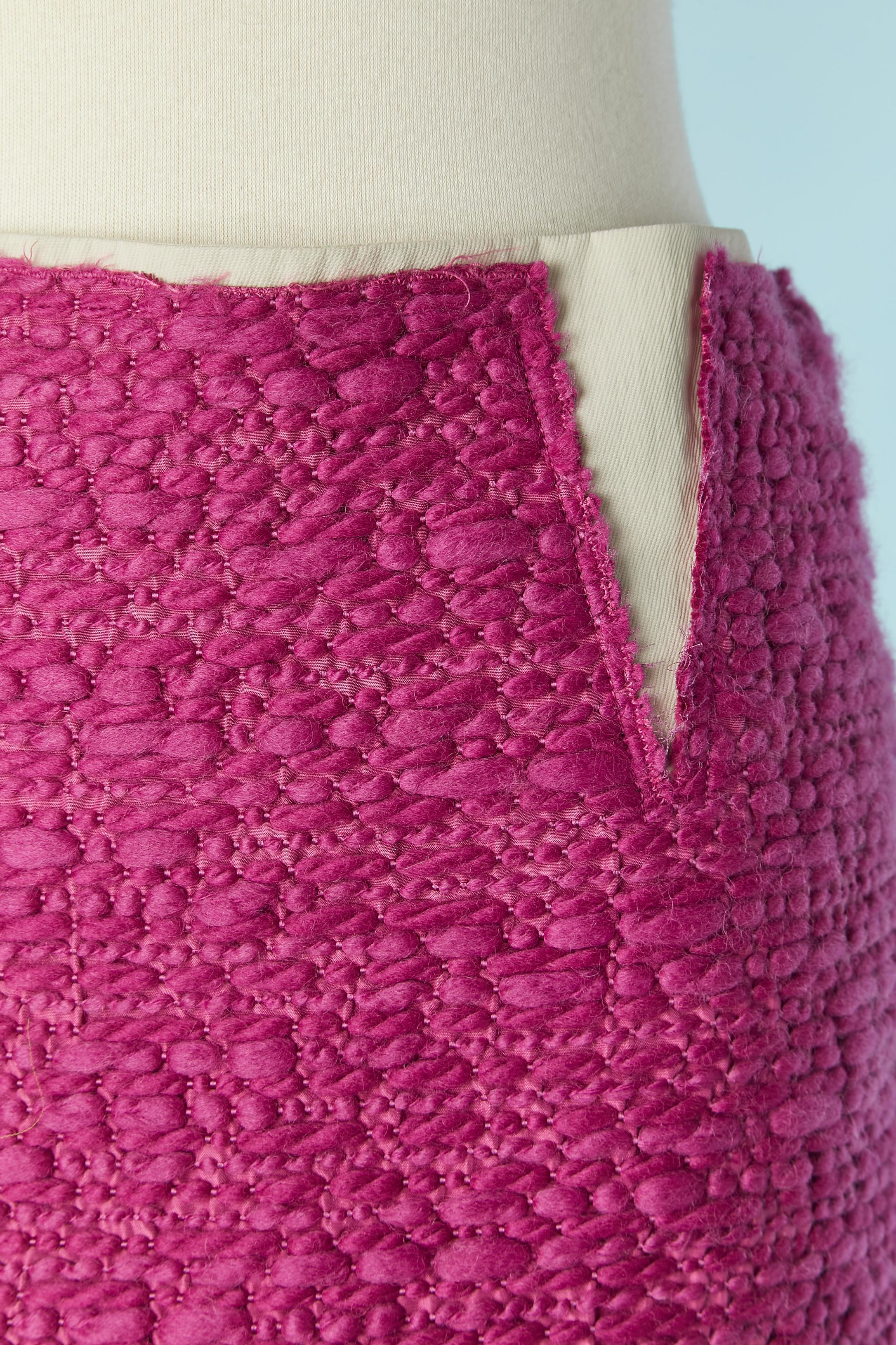 Pink woven wool threads appliqué on a off-white cotton base skirt.  Main fabric: 45% wool, 36% cotton, 8% polyester, 6% silk, 4% polyamide, 1% elastane 
Zip and hook&eye closure on the left. 
SIZE 44 (It) L 