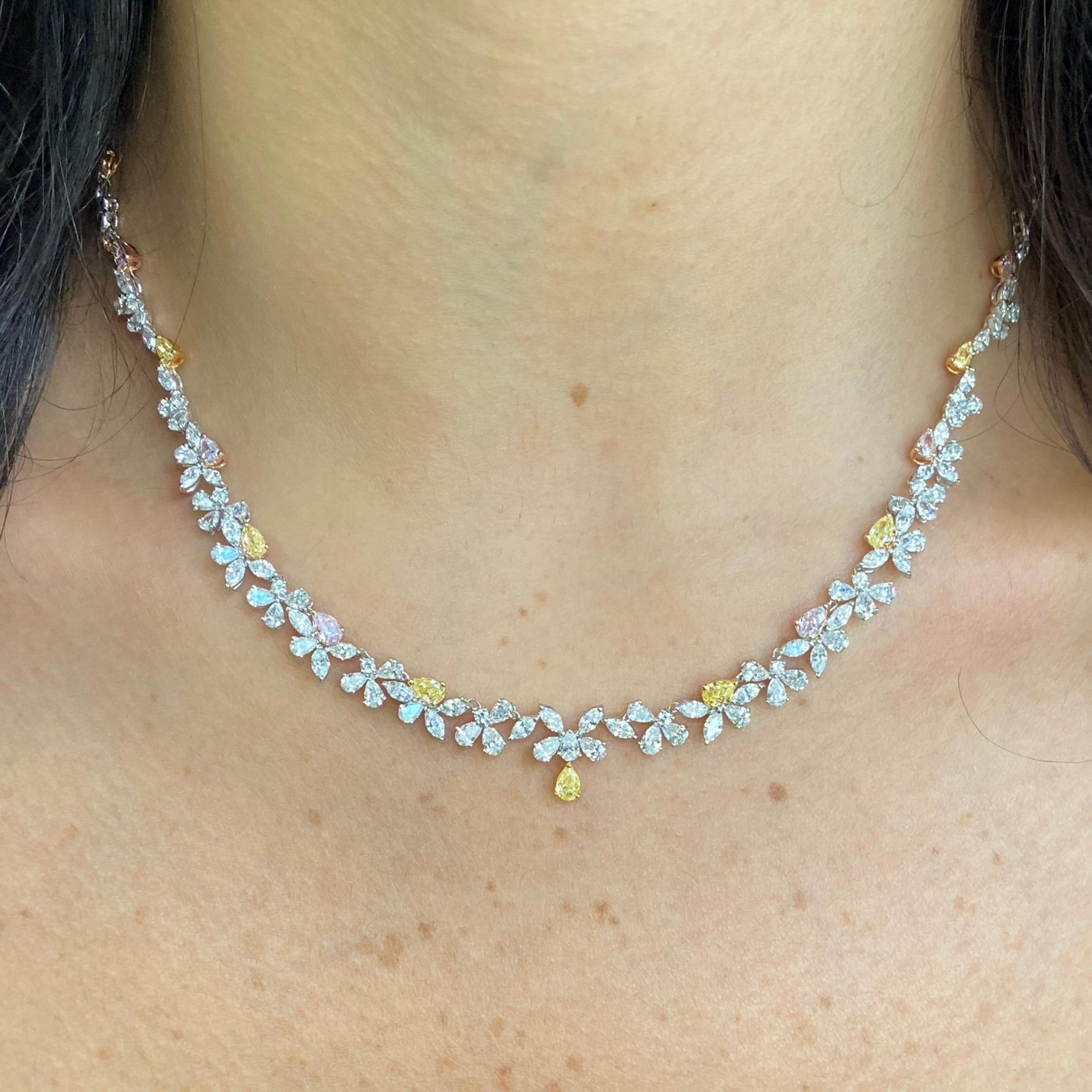 Questa collana da 9,04 carati presenta una graziosa cascata di diamanti di forma mista, evidenziata da delicati diamanti a forma di pera Fancy Light Diamond e Fancy Yellow disposti ritmicamente lungo il design. I tenui rosa pastello e i vibranti