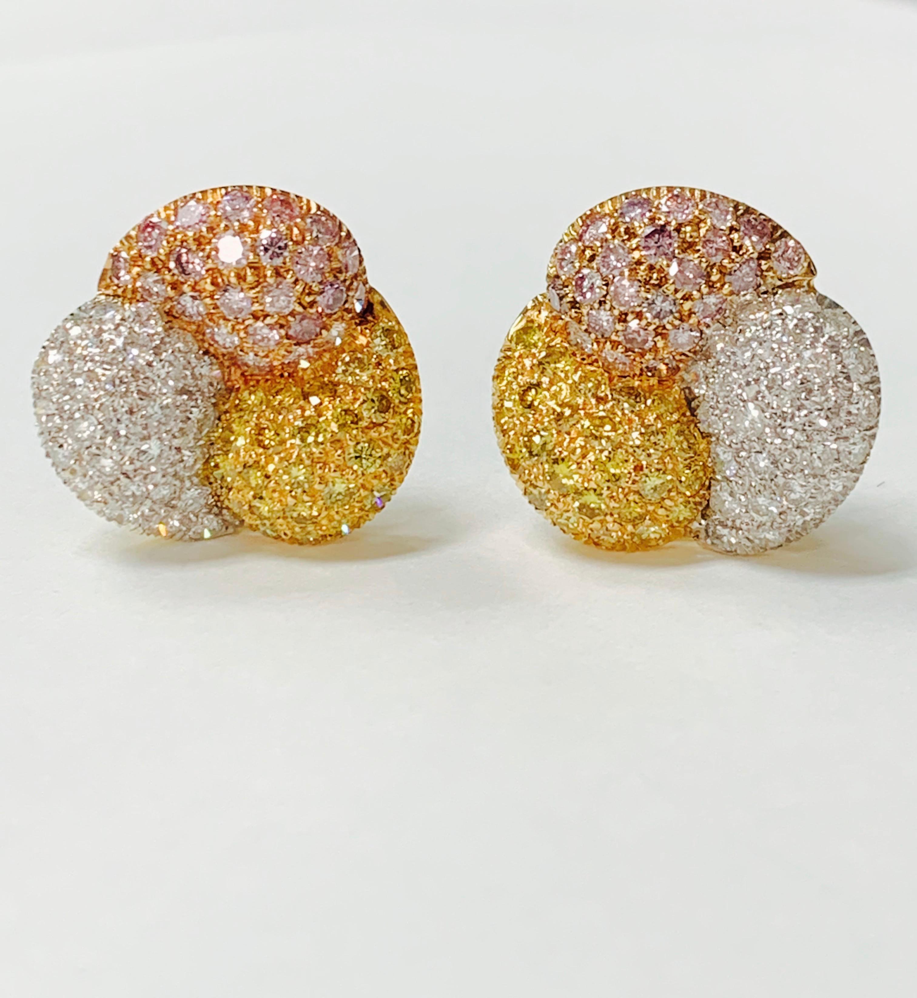 Boucles d'oreilles cloutées en or jaune et diamant blanc, magnifiquement réalisées à la main. 
Les détails sont les suivants : 
Poids du diamant : 3 carats environ 
mesures : 19mm 
Métal : 18k 
