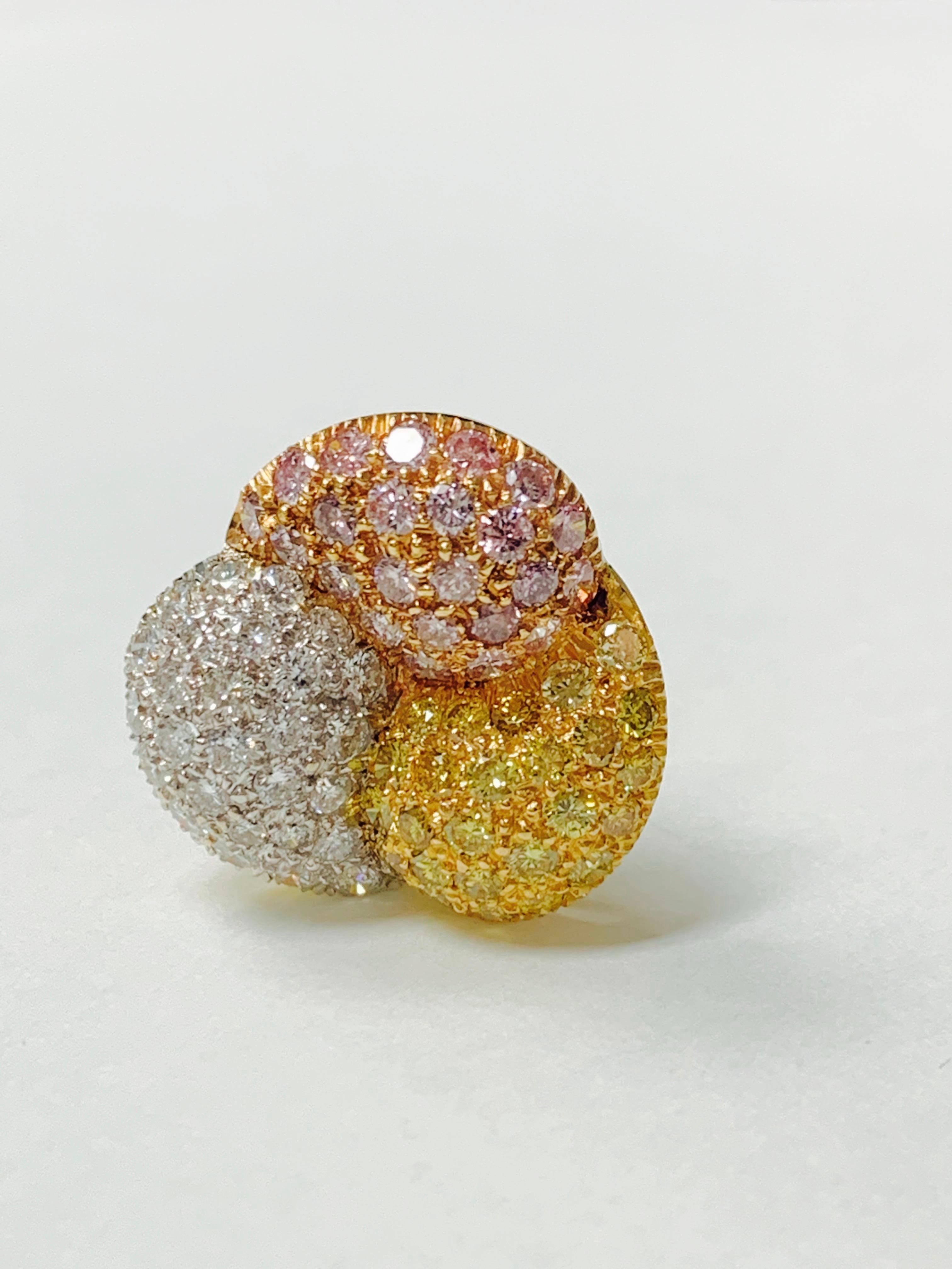 Contemporain Clous d'oreilles en or jaune 18 carats avec diamants roses, jaunes et blancs en vente