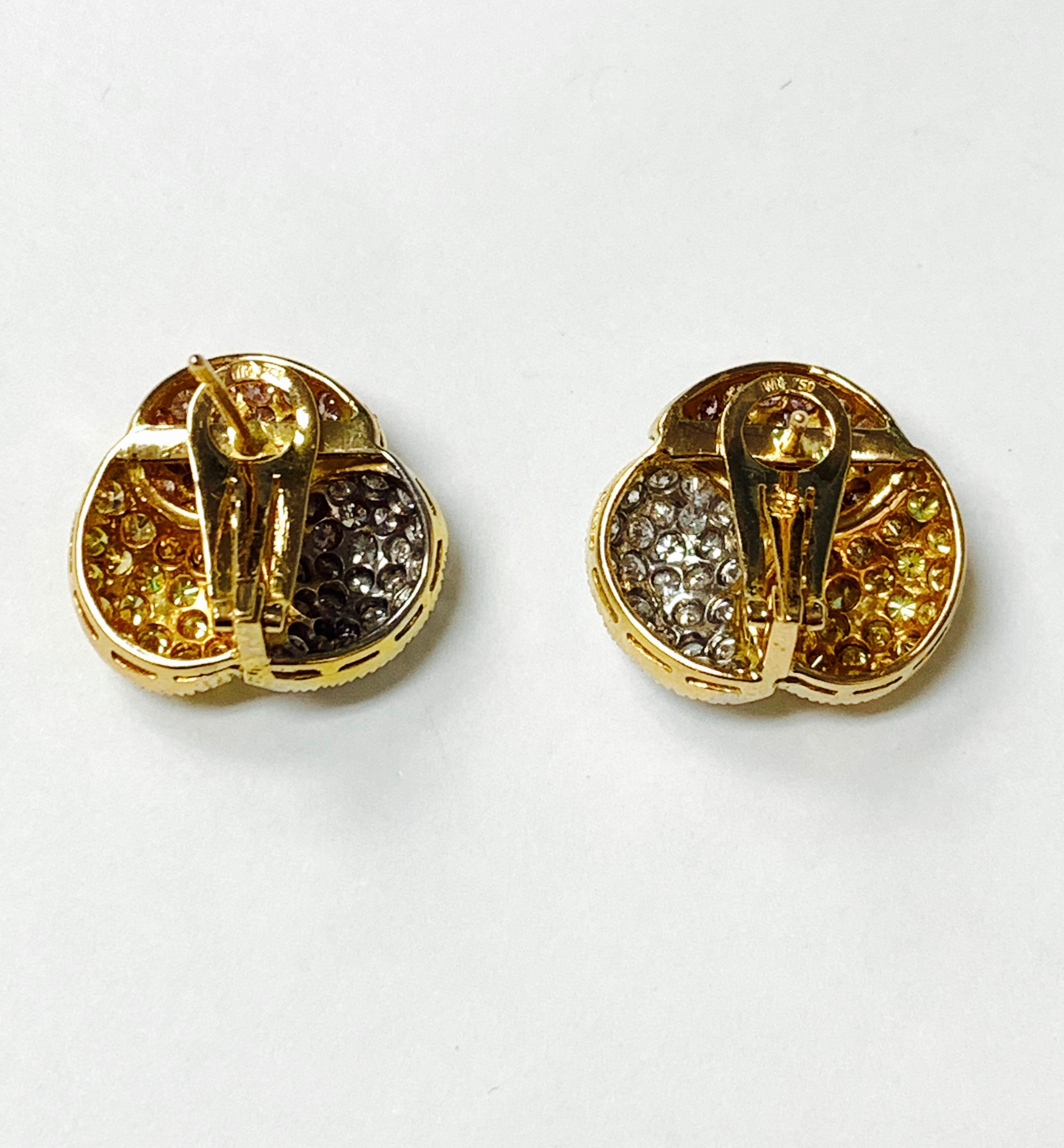 Taille ronde Clous d'oreilles en or jaune 18 carats avec diamants roses, jaunes et blancs en vente