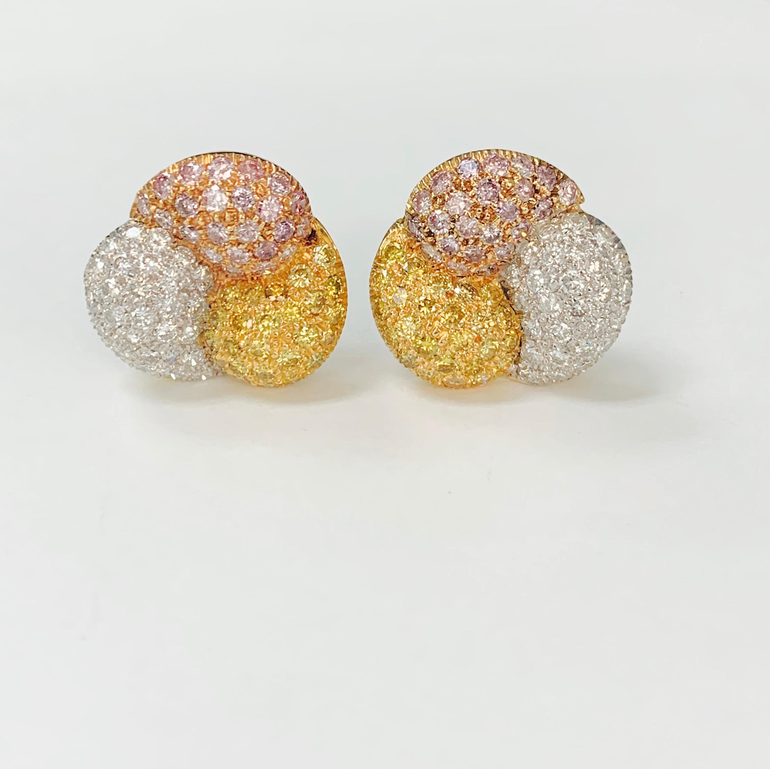 Pink Yellow and White Diamond Stud Earrings in 18 K Yellow Gold In New Condition For Sale In New York, NY