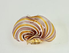 Bol, plat ou cendrier en verre de Murano filigrana à feuilles roses, jaunes et dorées, vers les années 1960