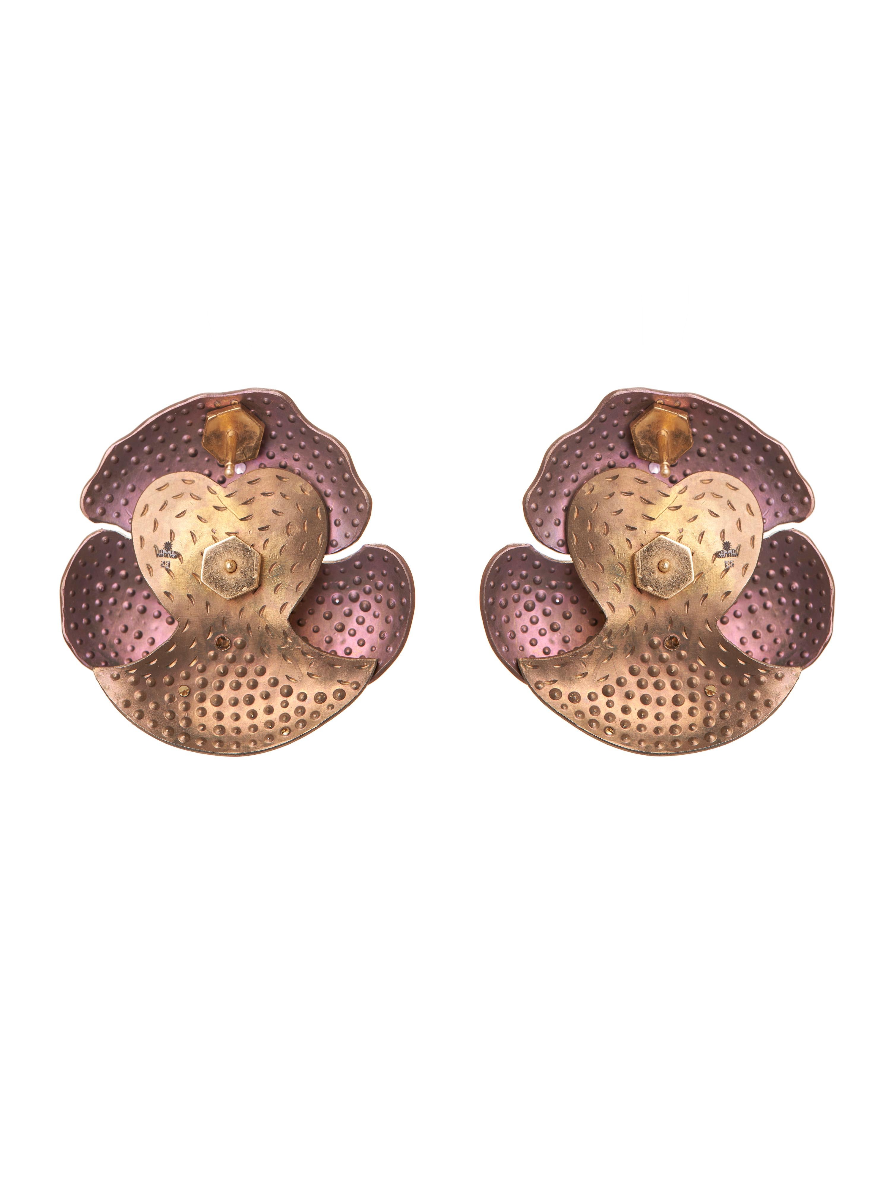 Gli orecchini a fiore con zaffiro rosa e giallo della collezione Titanium combinano eleganza e grazia in uno splendido design floreale, perfetto per chi apprezza la bellezza vibrante e l'artigianato raffinato. Realizzati con una lussuosa miscela di