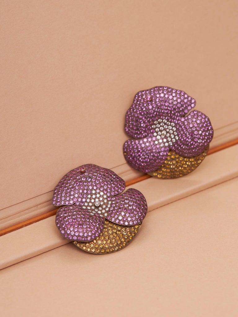 Taglio rotondo Orecchini a fiore con zaffiro rosa e giallo - Titanio, oro 18KT e diamanti in vendita