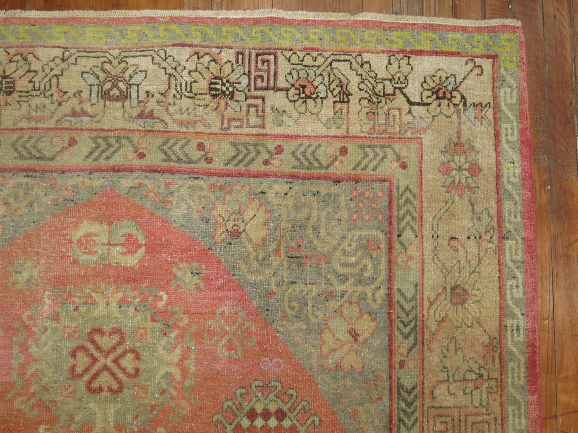 Einzigartiger Khotan-Teppich aus dem frühen 20. Jahrhundert mit einem zartrosa Feld, das aus einem Yin-Yang-Muster und einer Kamelbordüre besteht.

Maße: 5'4'' x 8'3''.