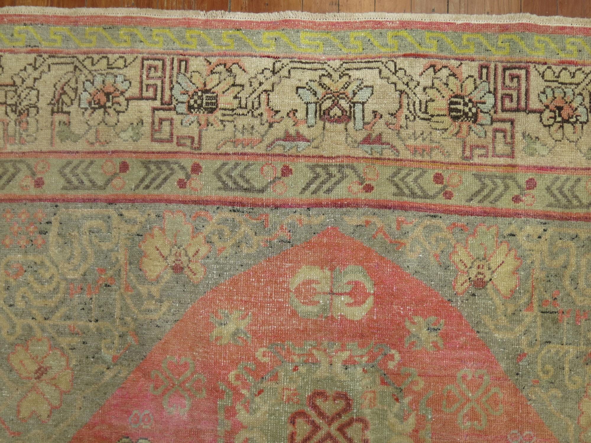 Antiker Khotan-Teppich in Rosa von Yin Yang (20. Jahrhundert) im Angebot