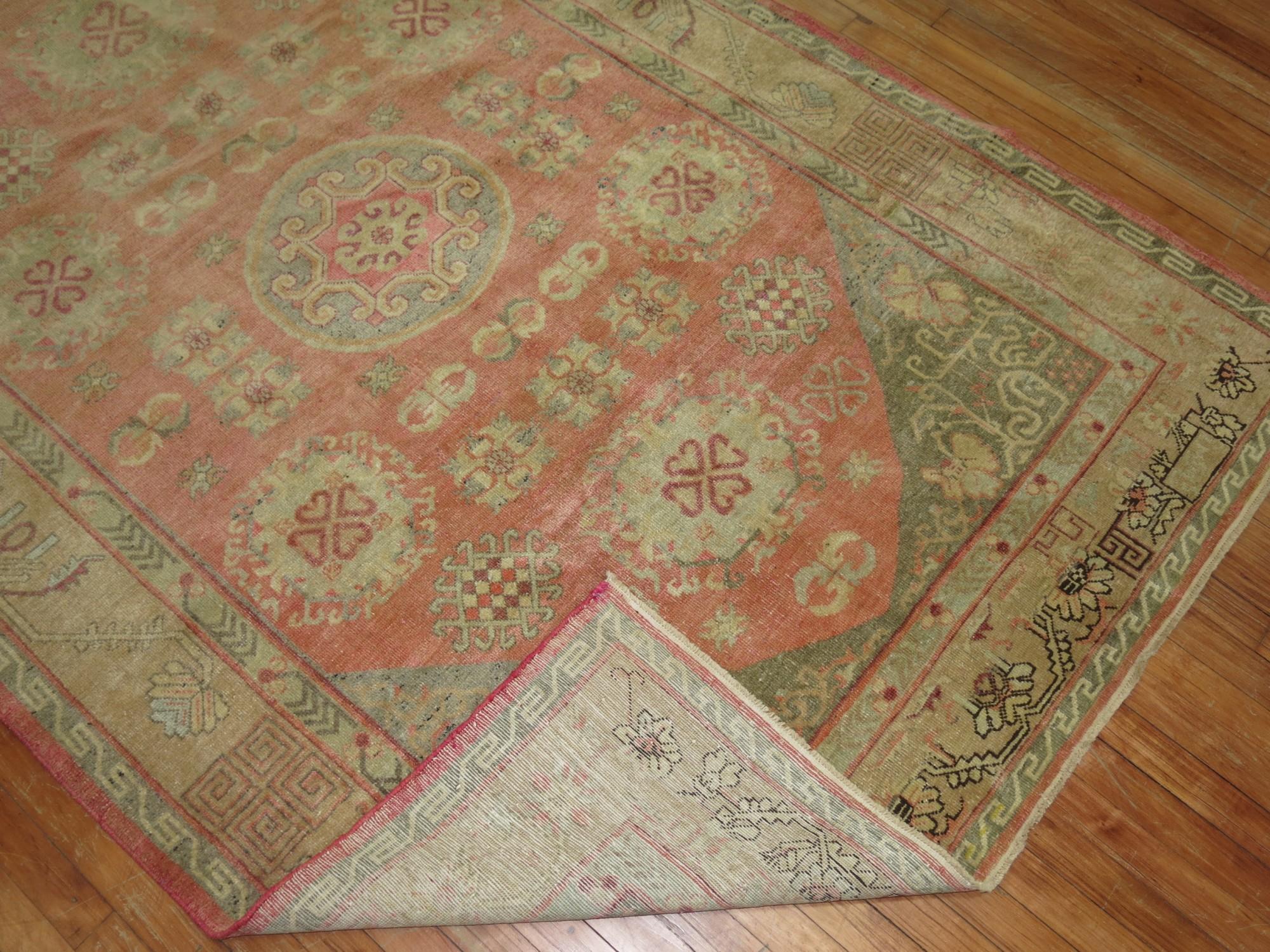 Antiker Khotan-Teppich in Rosa von Yin Yang (Wolle) im Angebot