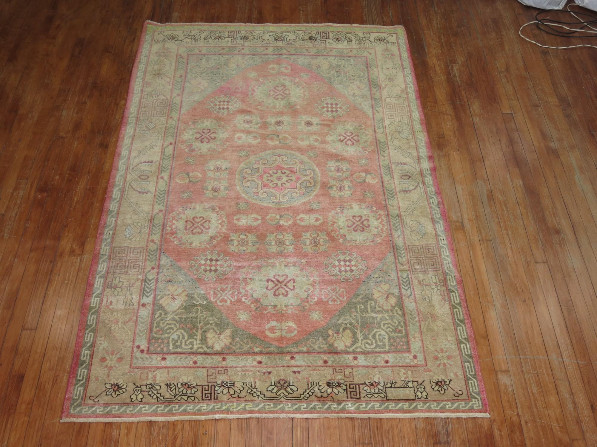 Antiker Khotan-Teppich in Rosa von Yin Yang im Angebot 1