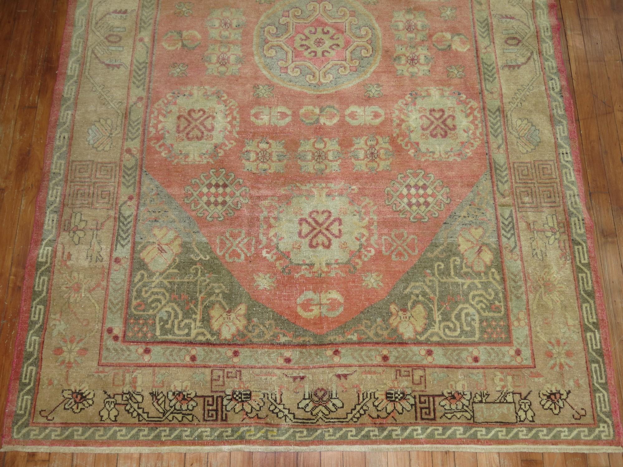 Antiker Khotan-Teppich in Rosa von Yin Yang im Angebot 2