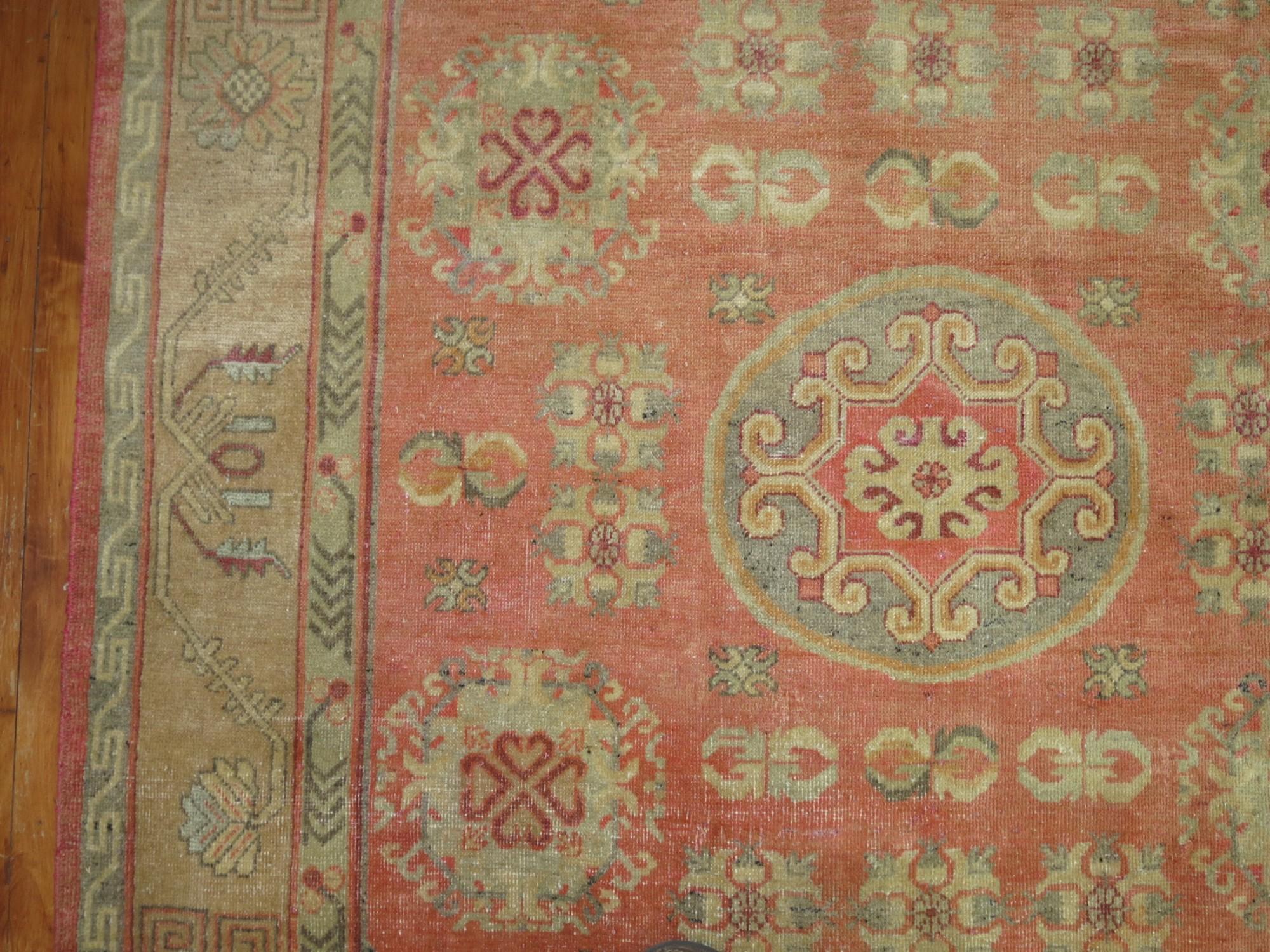 Antiker Khotan-Teppich in Rosa von Yin Yang im Angebot 3