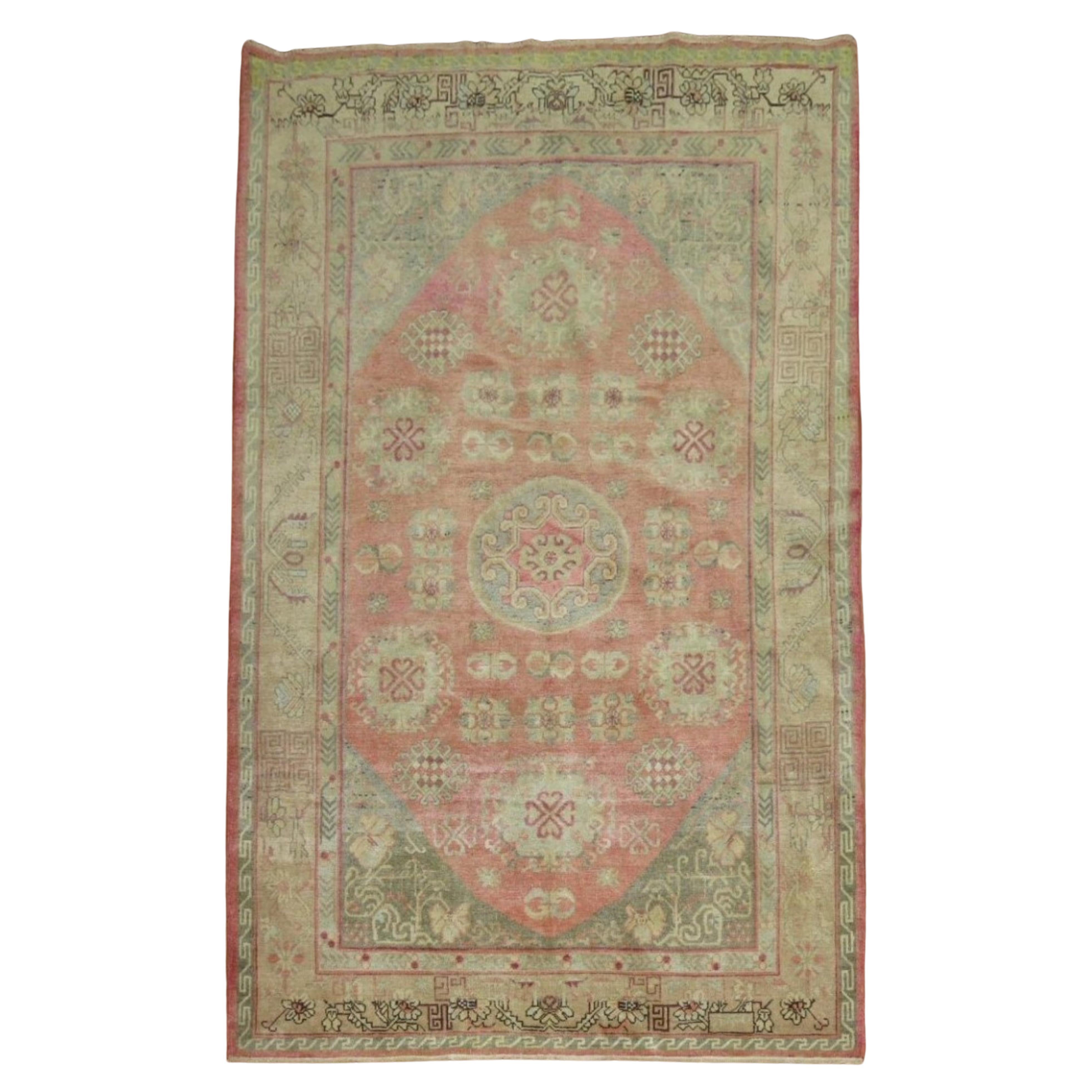 Antiker Khotan-Teppich in Rosa von Yin Yang im Angebot