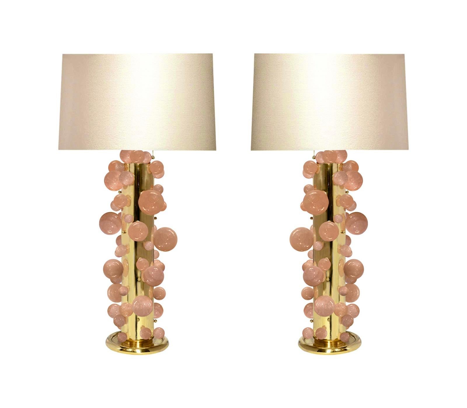 Ein hohes Paar rosa Bergkristall-Quarzlampen mit polierten Messingrahmen. Erstellt von Phoenix Gallery, NYC. Jede Lampe hat zwei Fassungen. Bis zur Spitze des Bergkristalls 25,75