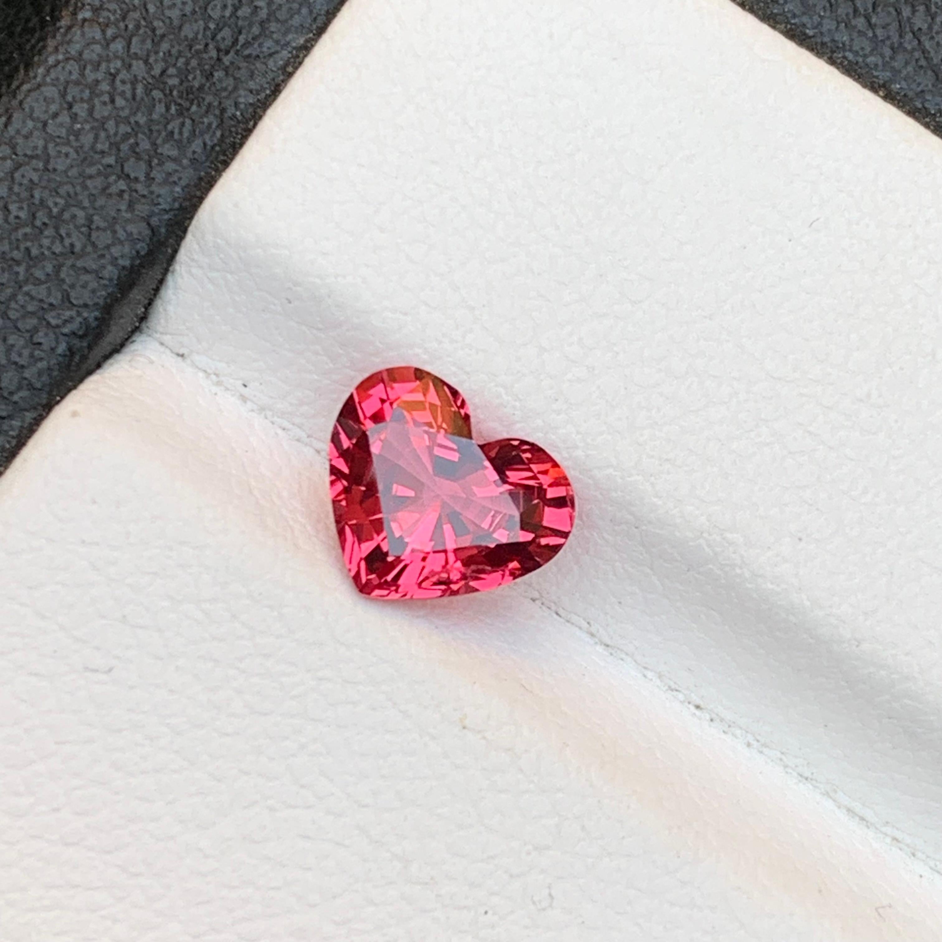 Pinkish Red Natural Certified Spinel Loose Gemstone 1.29 Ct Heart Shape-Jewel In New Condition In Peshawar, PK