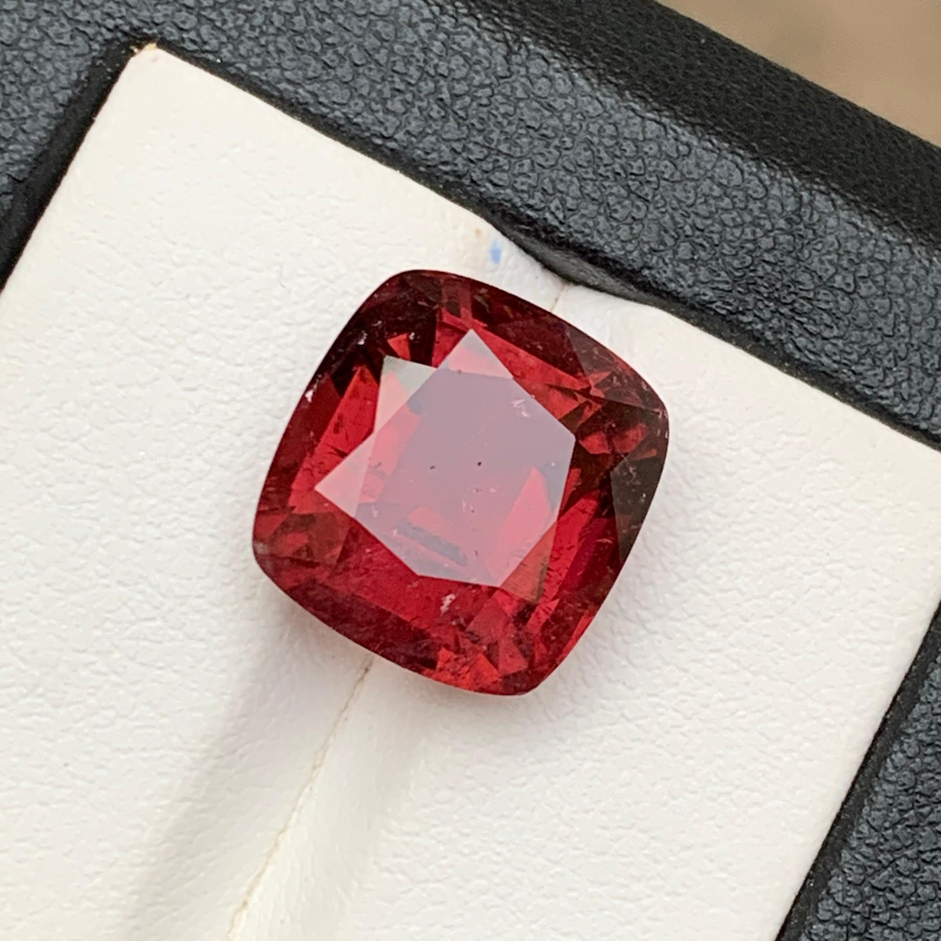 Raro anello di tormalina rubellite naturale rosso intenso tagliato a cuscino proveniente da Kunar, Afghanistan, con eccellente lucentezza.

💎 TIPO DI GEMMA: Tormalina rubellite
⚖️ PESO: 11,15 Carati
🪚 FORMA E TAGLIO: Taglio a cuscino
🌈 COLORE: