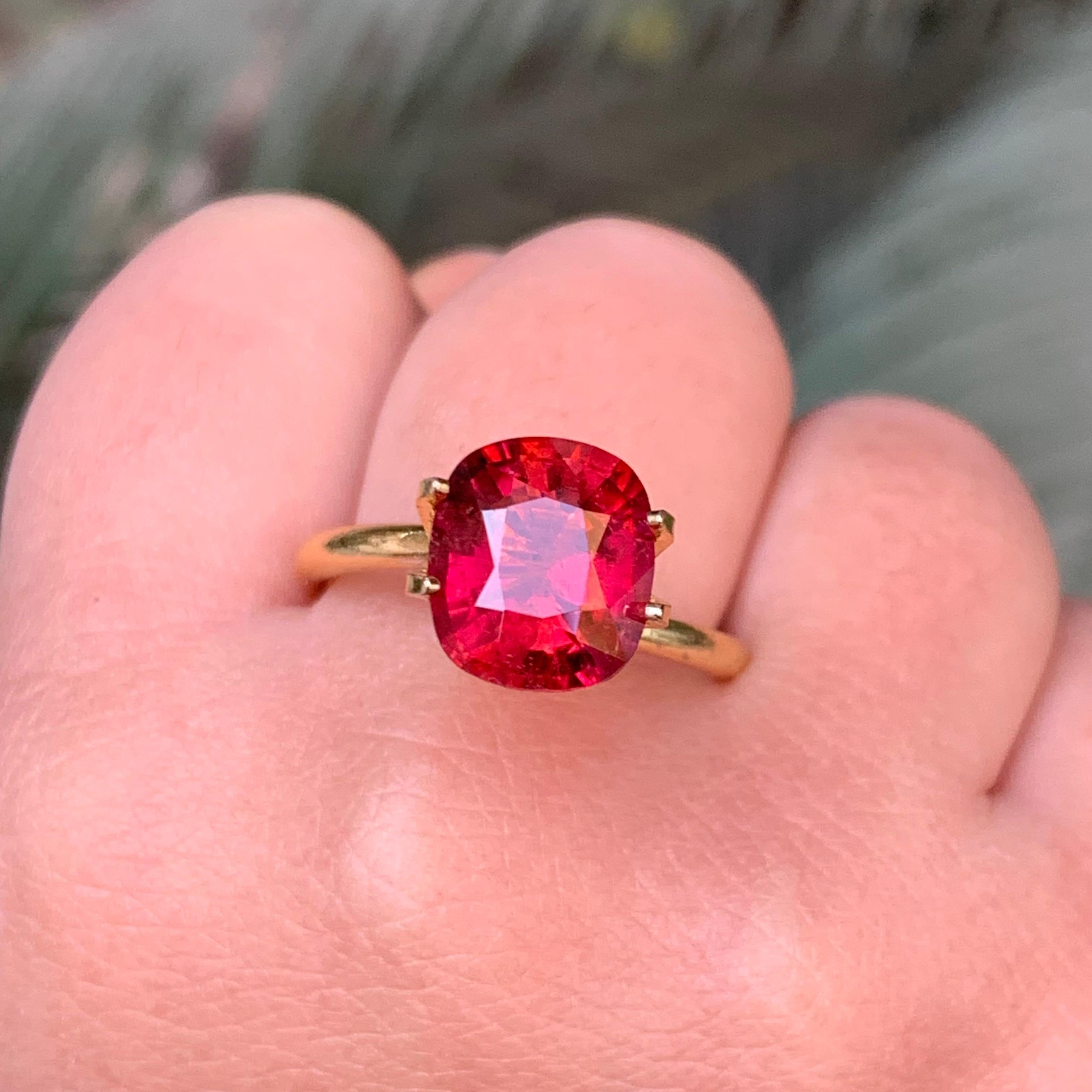 Femenino o masculino Anillo de turmalina rubelita natural rojo rosado Gema suelta 2,40 ct talla cojín en venta