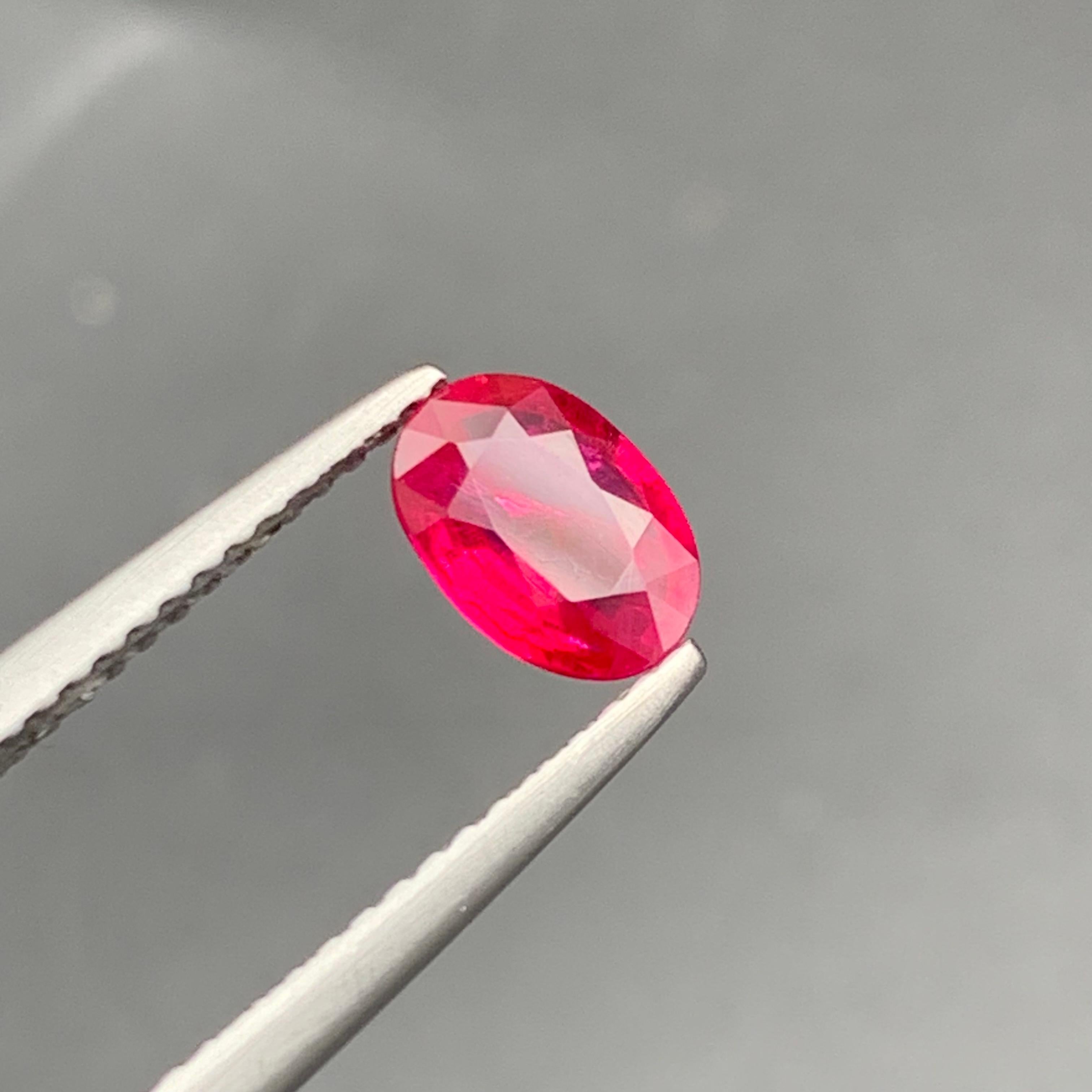 Contemporary Pinkish Red Natural Ruby 1 Carat Oval Cut Loose Gemstone for Fine Jewelry Making For Sale