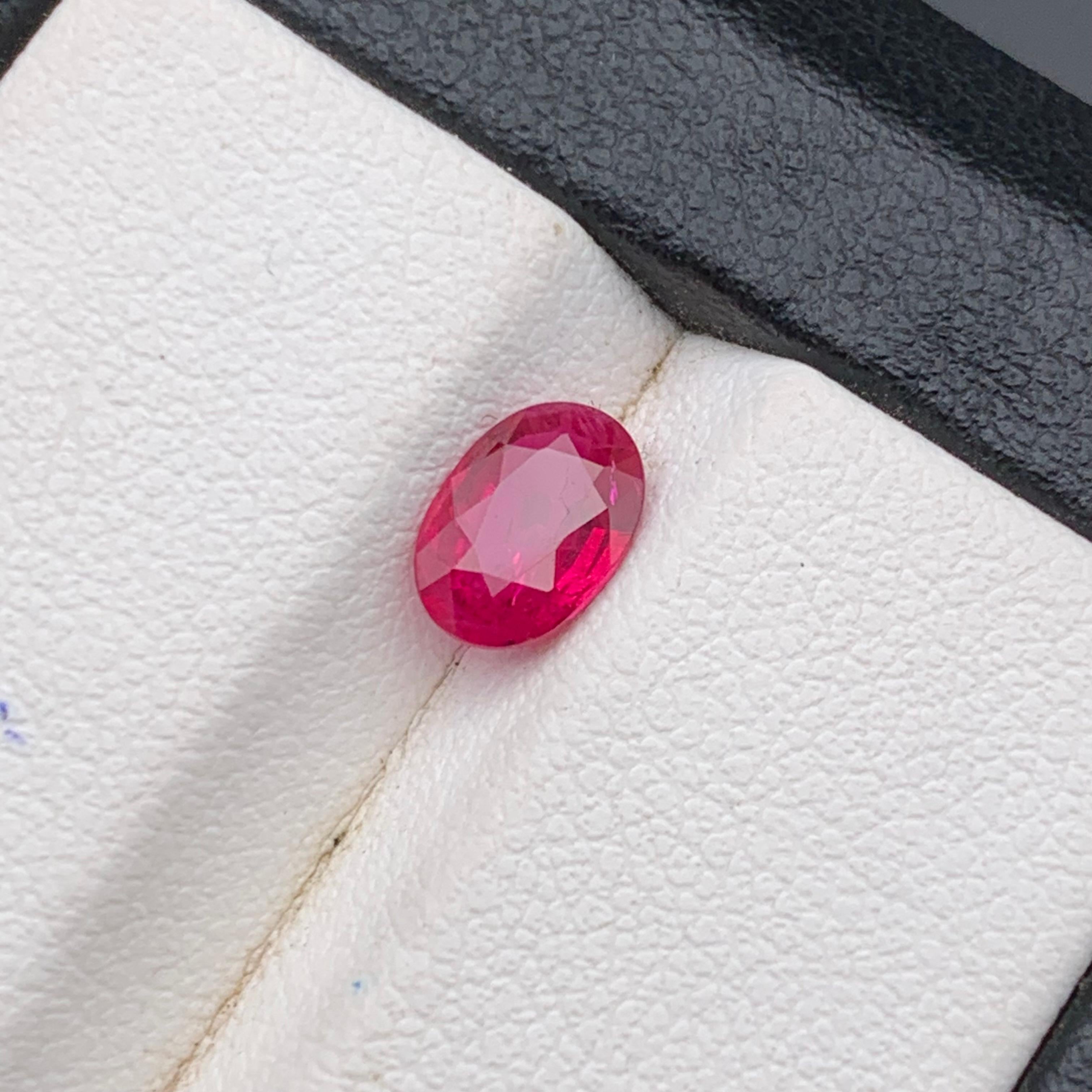 Pinkish Red Natural Ruby 1 Carat Oval Cut Loose Gemstone for Fine Jewelry Making In New Condition For Sale In Peshawar, PK