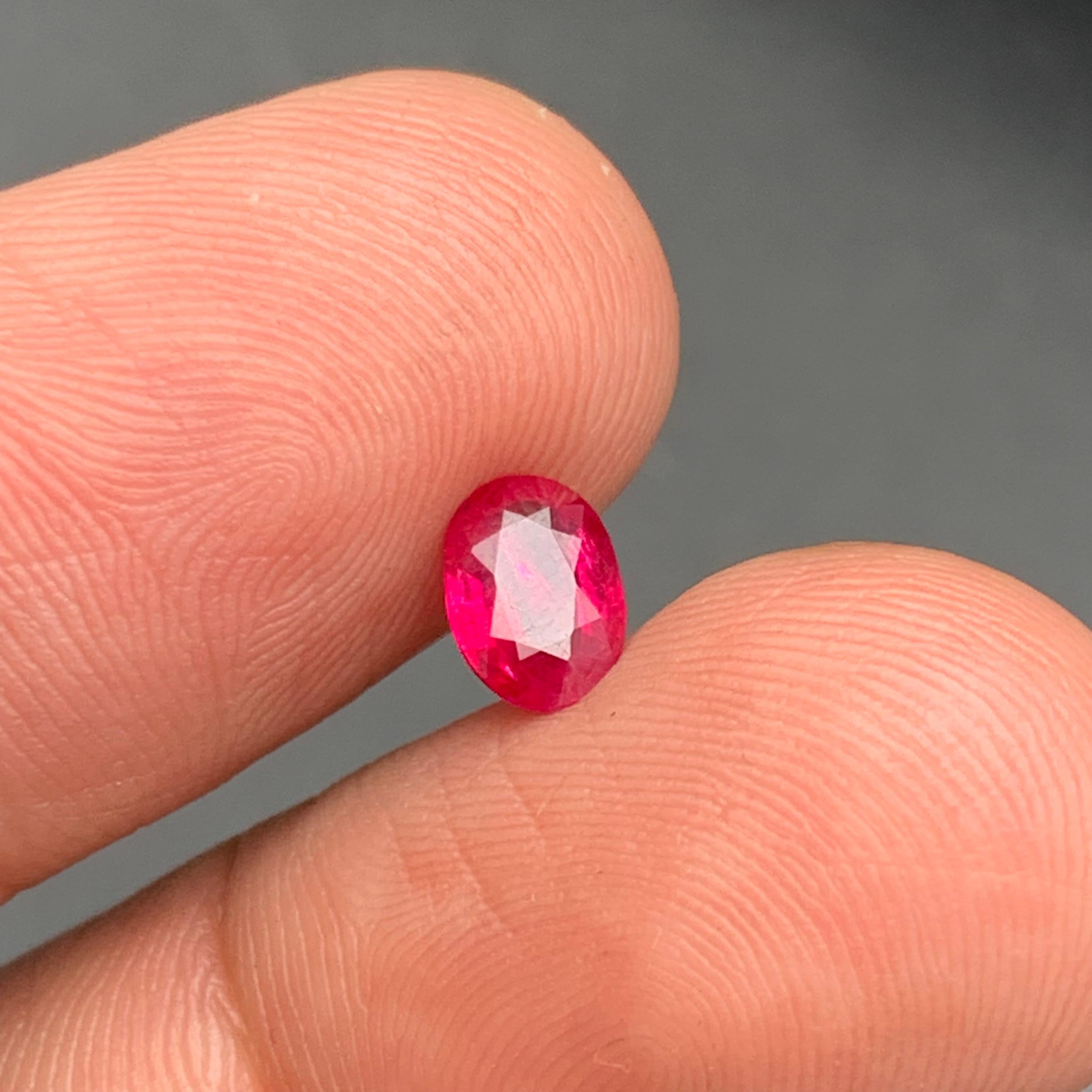 Women's or Men's Pinkish Red Natural Ruby 1 Carat Oval Cut Loose Gemstone for Fine Jewelry Making For Sale