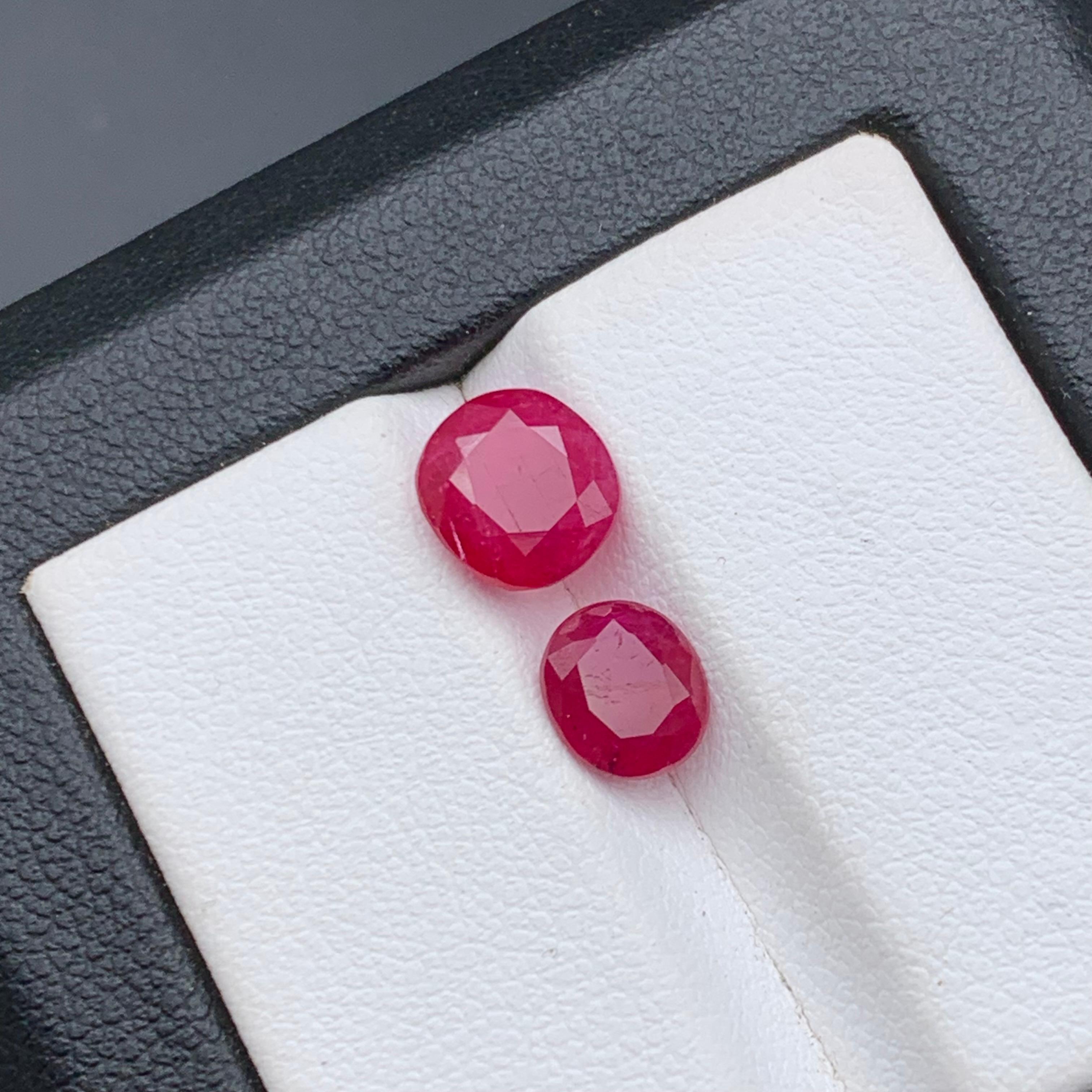 Pinkish Red Natural Ruby Jewelry Size Loose Gemstones 3.40 Carat Round, Oval Cut In New Condition In Peshawar, PK