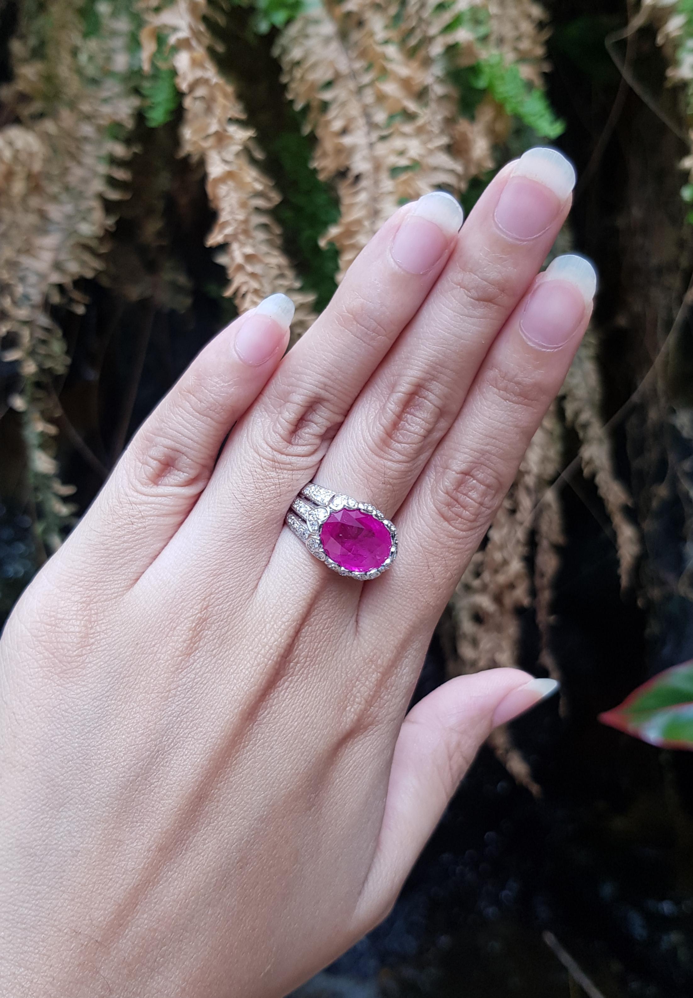 Pinkish Ruby with Diamond Ring set in 18 Karat White Gold Settings In New Condition For Sale In Bangkok, TH