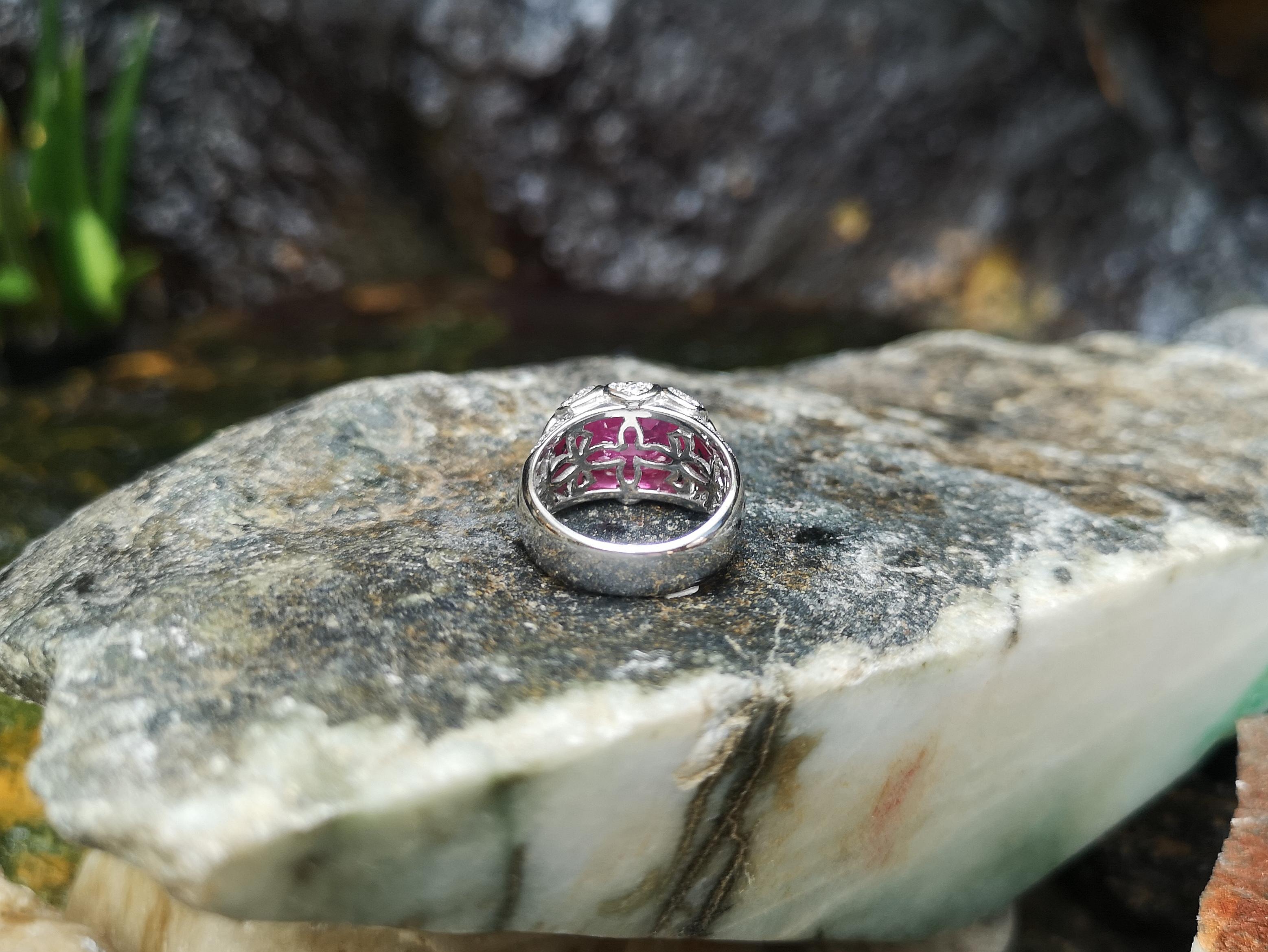 Bague en or blanc 18 carats ornée d'un rubis rose et d'un diamant Unisexe en vente