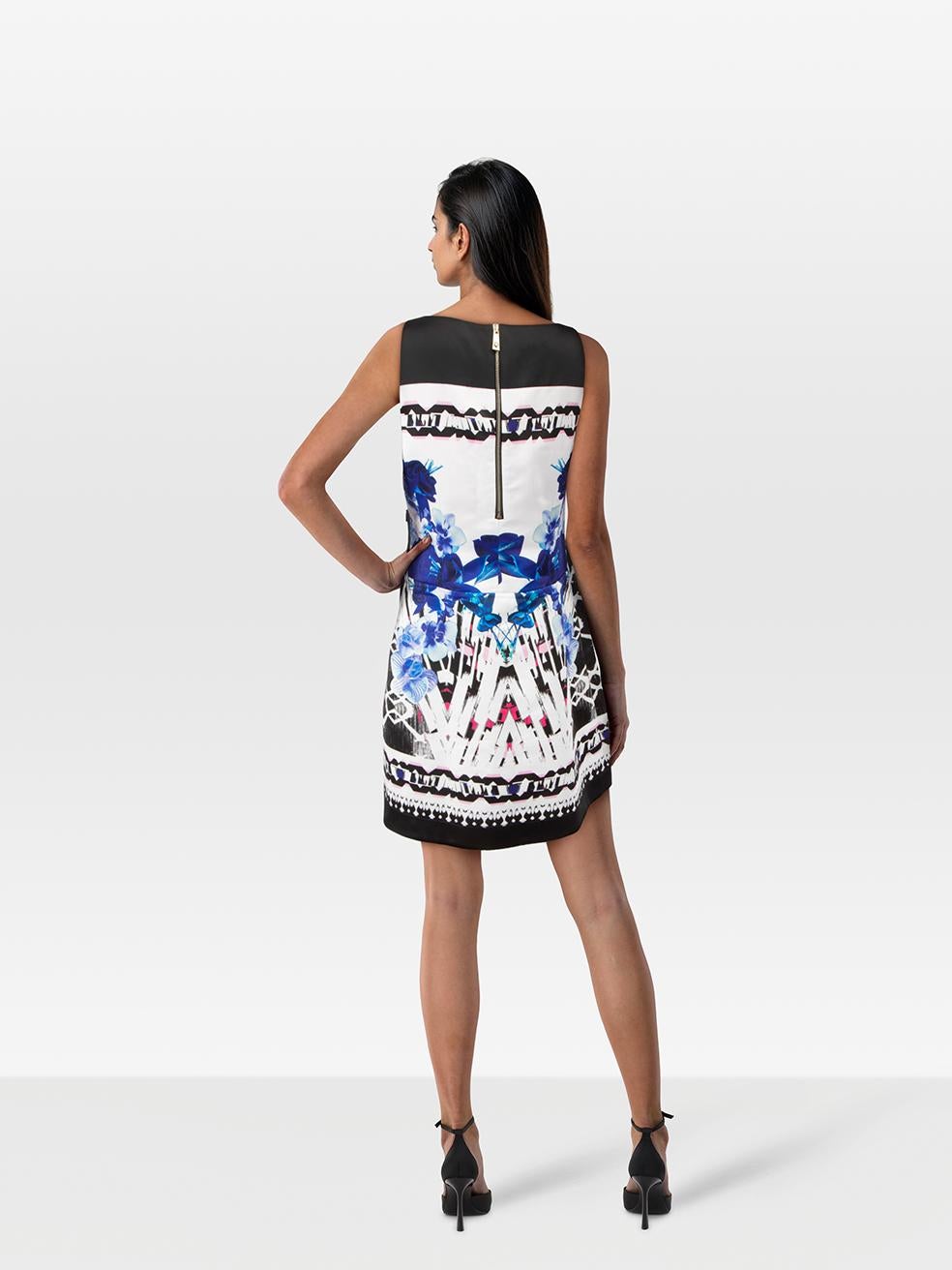 L'ÉTAT est très bon. Pratiquement aucune usure visible de la robe n'est visible sur cet article de revente de designer Pinko d'occasion.
 
 
 
 
 Détails
 
 
 Multicolore
 
 Polyester
 
 Robe
 
 Imprimé floral abstrait
 
 Sans manches
 
 Mini
 
