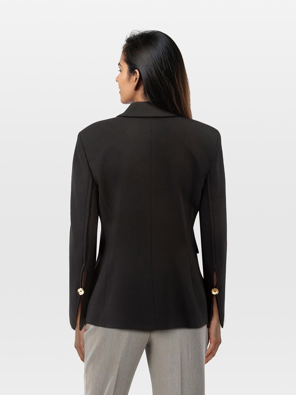 L'ÉTAT est Nouveau avec les étiquettes. Aucune trace d'usure n'est visible sur ce nouvel article de revente Pinko.
 
 
 
 Détails
 
 
 Noir
 
 Viscose
 
 Blazer
 
 Simple poitrine
 
 Manches longues
 
 Pad d'épaule
 
 Fermeture par boutons
 
 Poches
