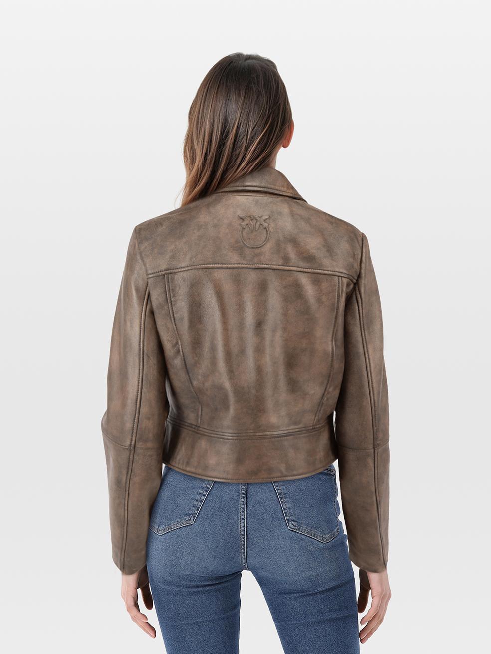 ZUSTAND ist Neu mit Tags. Keine sichtbaren Abnutzungserscheinungen an der Jacke sind bei diesem neuen Pinko-Designer-Wiederverkaufsartikel zu erkennen.
 
 
 
 Einzelheiten
 
 
 Modell: Sensibile
 
 Braun
 
 Leder
 
 Biker-Jacke
 
 Lange Ärmel
 
