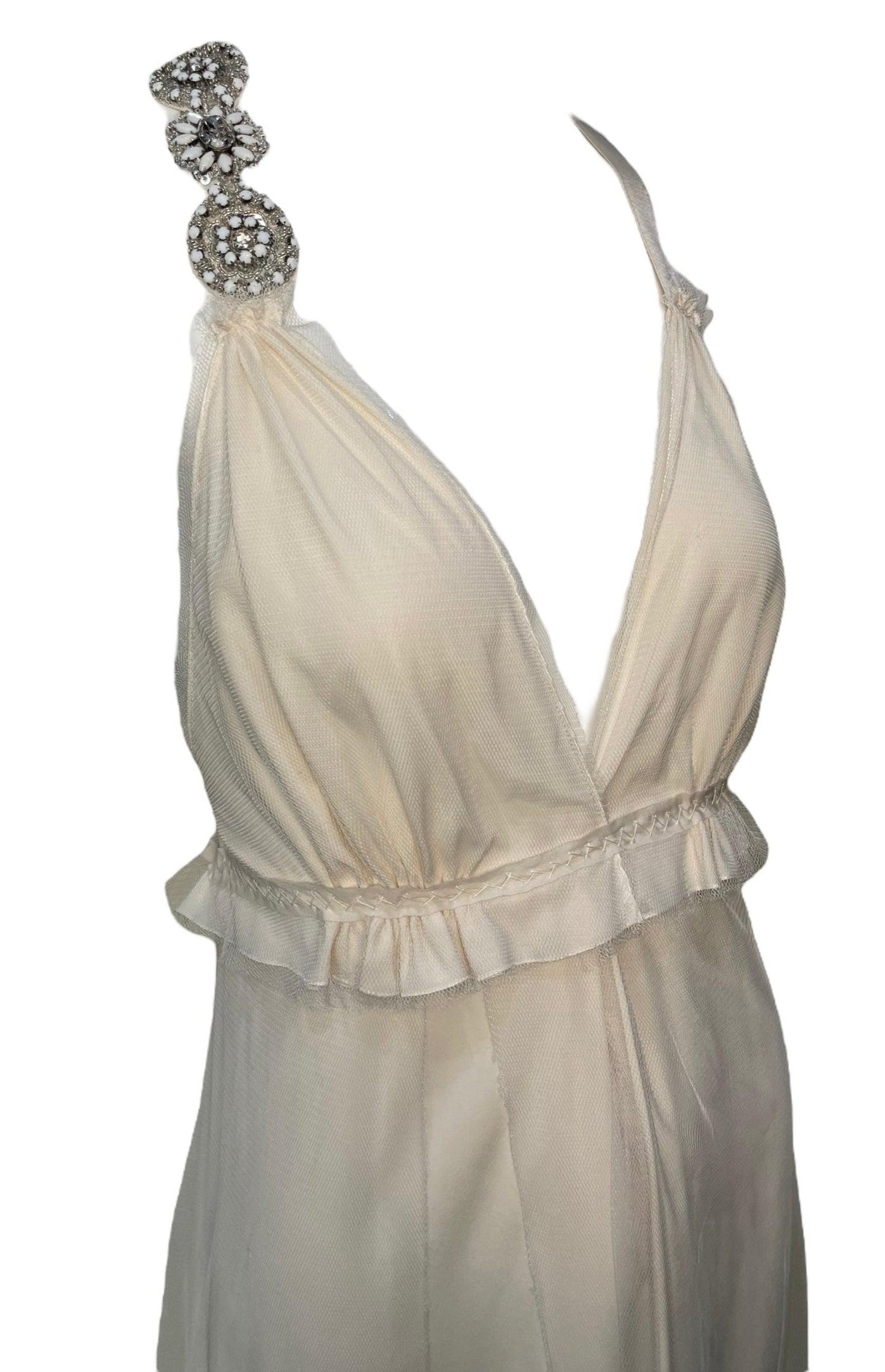 Erfüllen Sie sich Ihre Hochzeitsträume mit einer griechischen Göttin in diesem flatterhaften und ätherischen Hochzeitskleid.  Ein weißes Netz verleiht der Innenausstattung aus cremefarbenem Seidenkrepp einen Hauch von Welt. Strassstein-Akzent an der